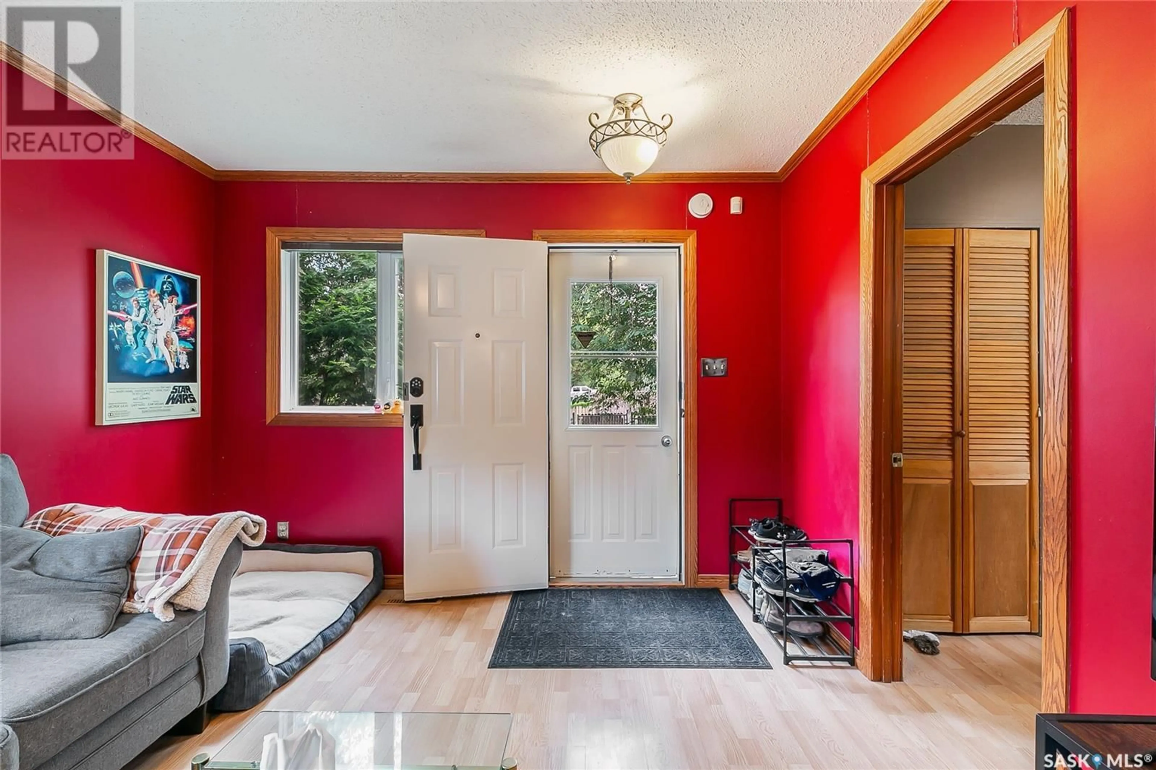Indoor entryway for 402 FORGET STREET, Regina Saskatchewan S4R4X9
