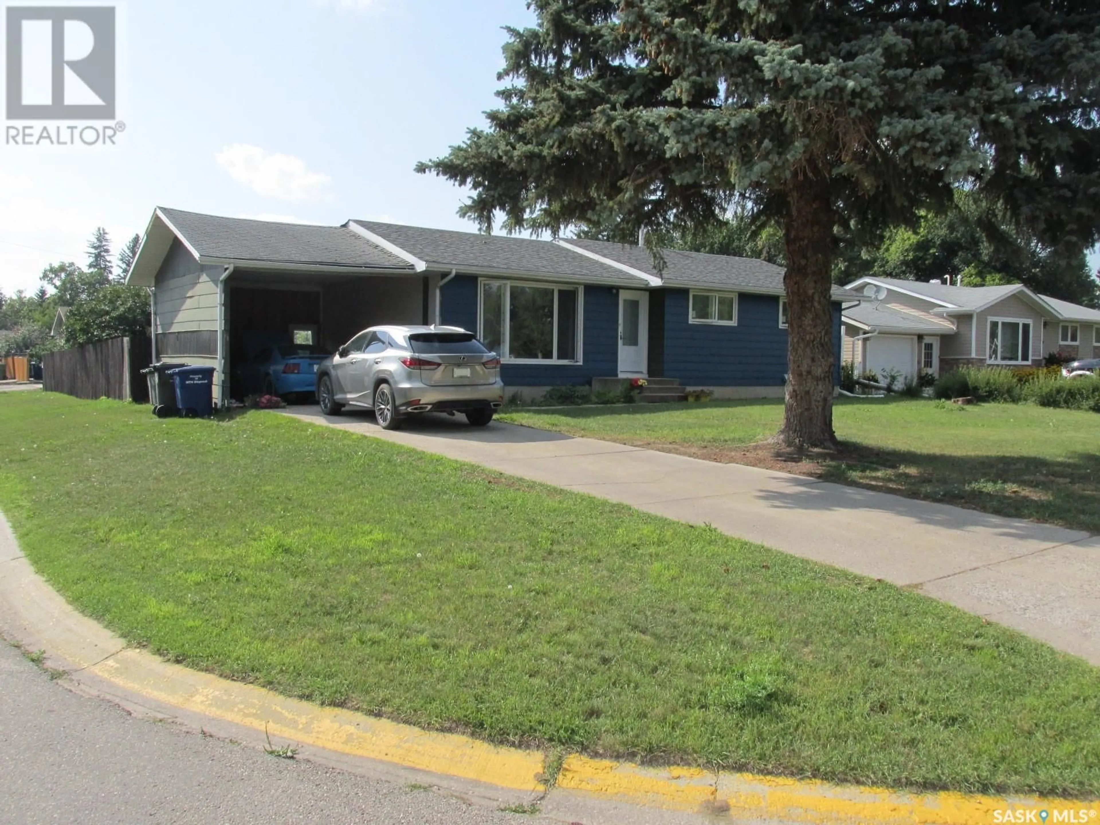 Home with vinyl exterior material, street for 506 6TH STREET, Nipawin Saskatchewan S0E1E0