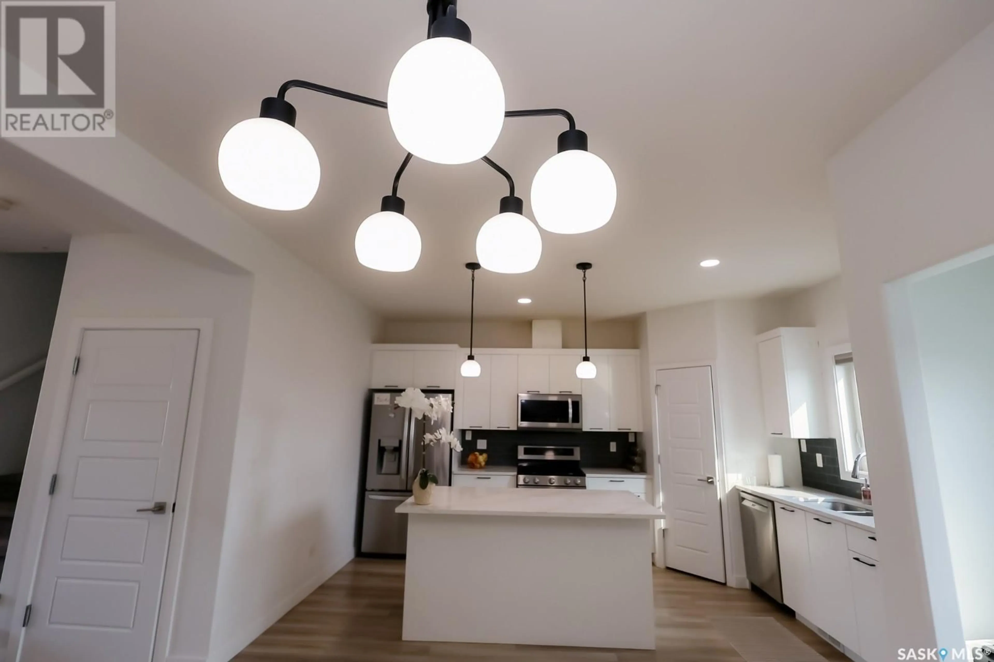 Contemporary kitchen, unknown for 216 ROSEWOOD BOULEVARD, Saskatoon Saskatchewan S7V0X5