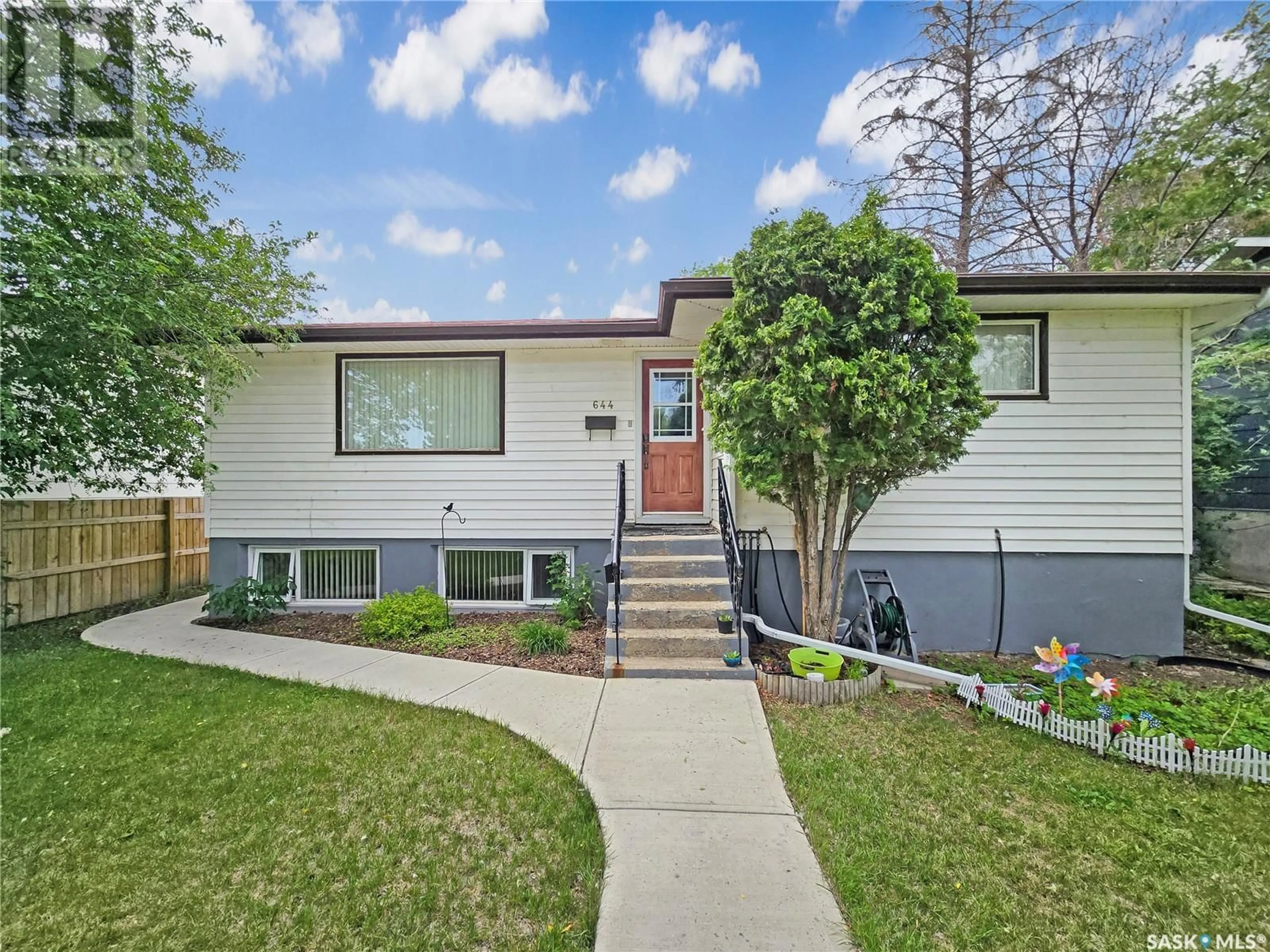 Home with vinyl exterior material, street for 644 9TH AVENUE, Swift Current Saskatchewan S9H2S4