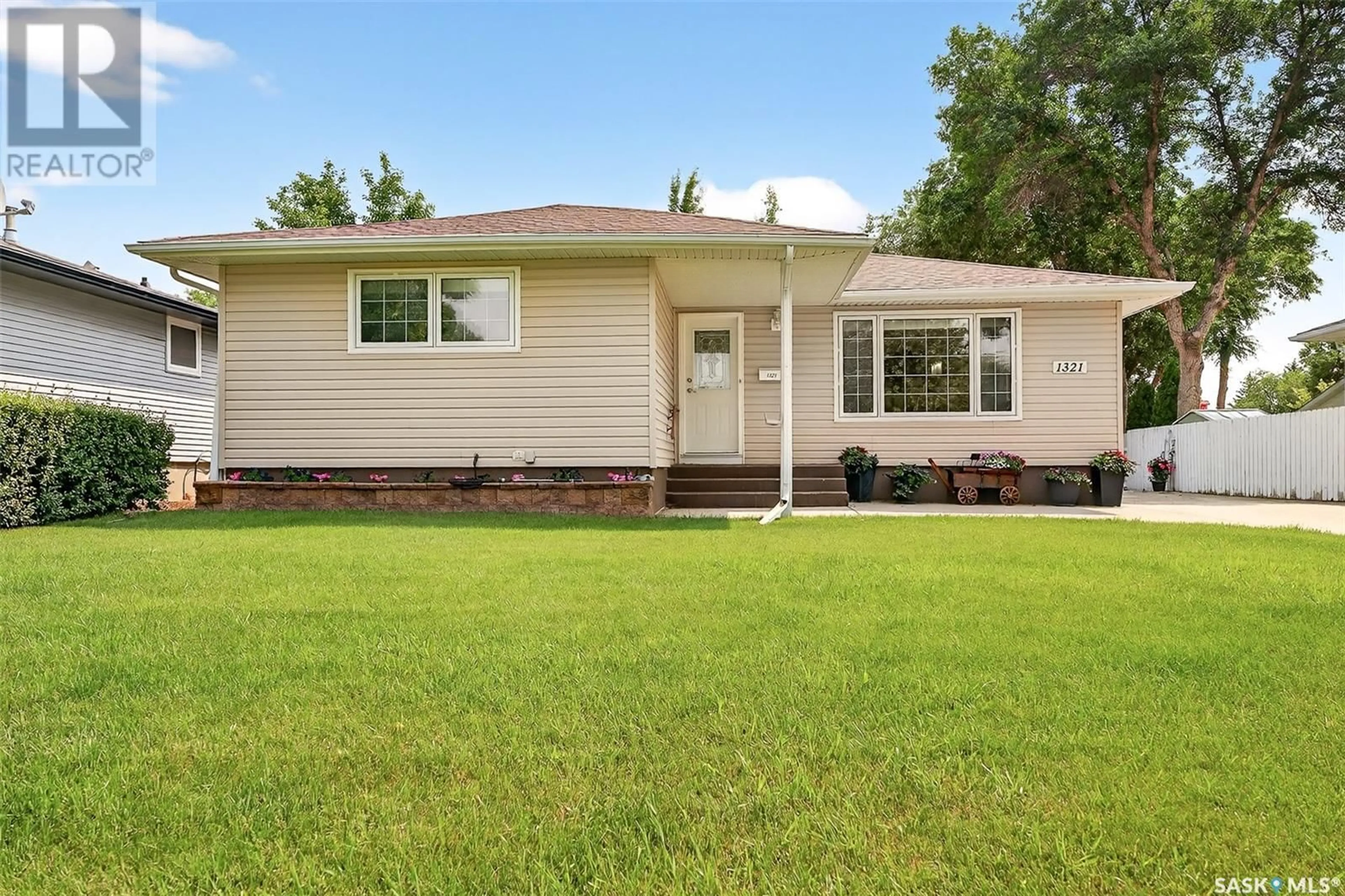 Home with vinyl exterior material, street for 1321 QUEEN CRESCENT, Moose Jaw Saskatchewan S6H3G5