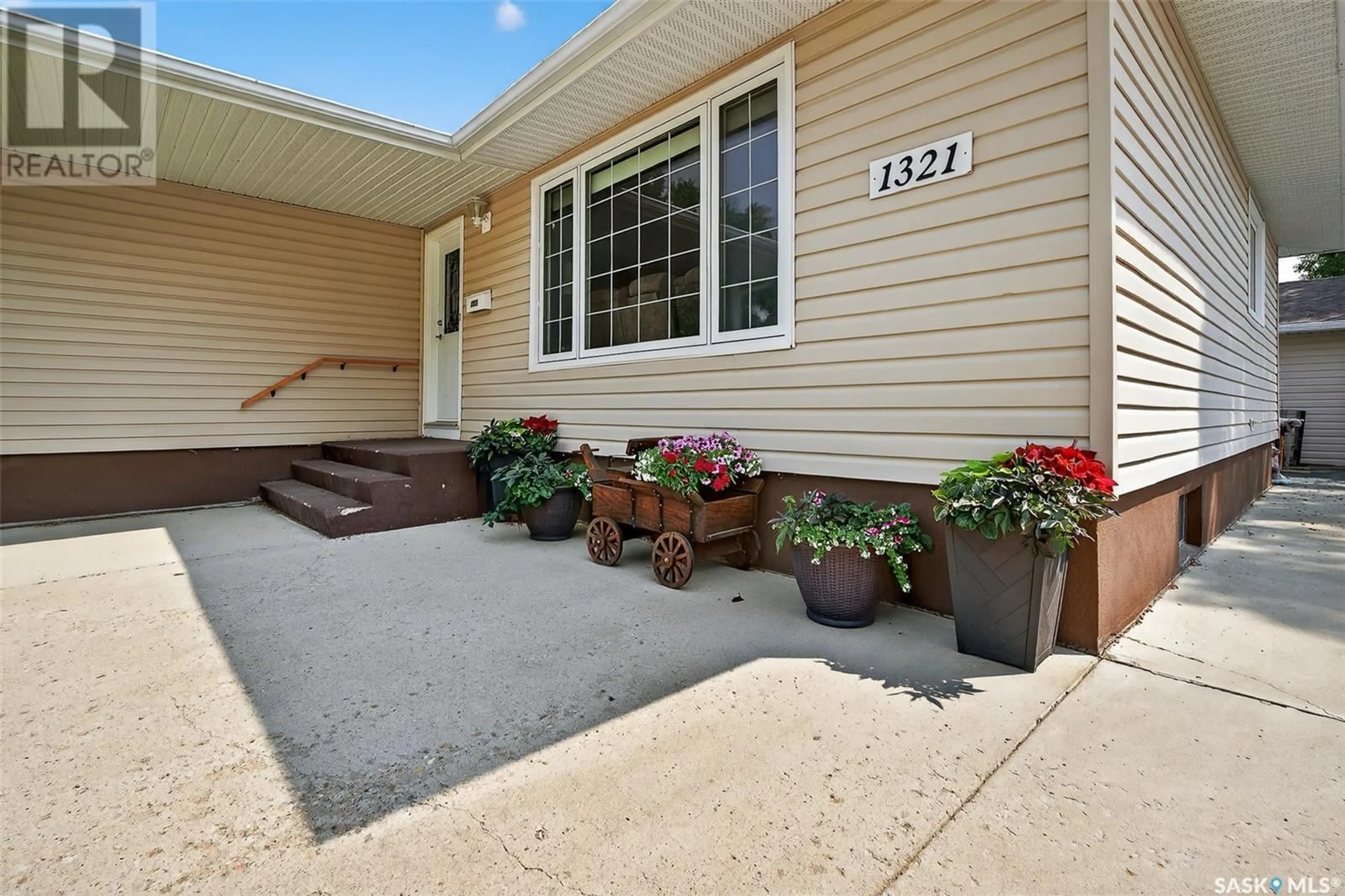 Unknown for 1321 QUEEN CRESCENT, Moose Jaw Saskatchewan S6H3G5