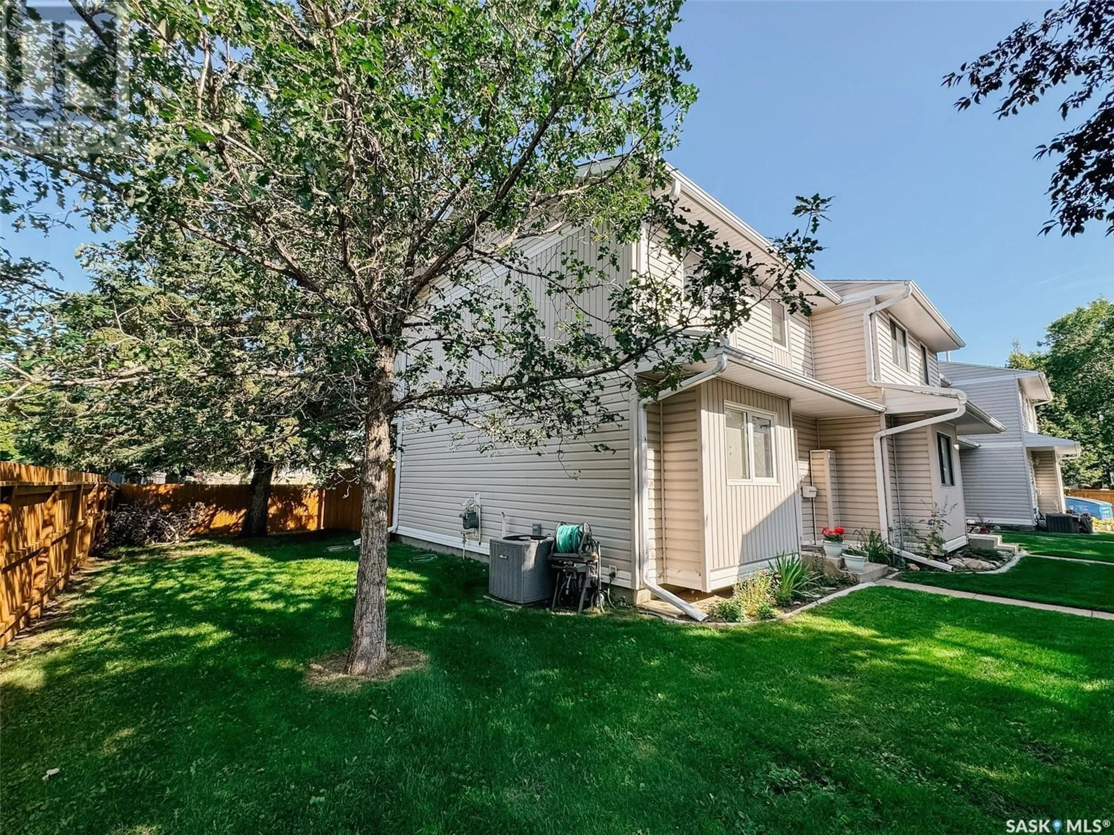 A pic from outside/outdoor area/front of a property/back of a property/a pic from drone, street for 4 330 HAIGHT CRESCENT, Saskatoon Saskatchewan S7H4V9