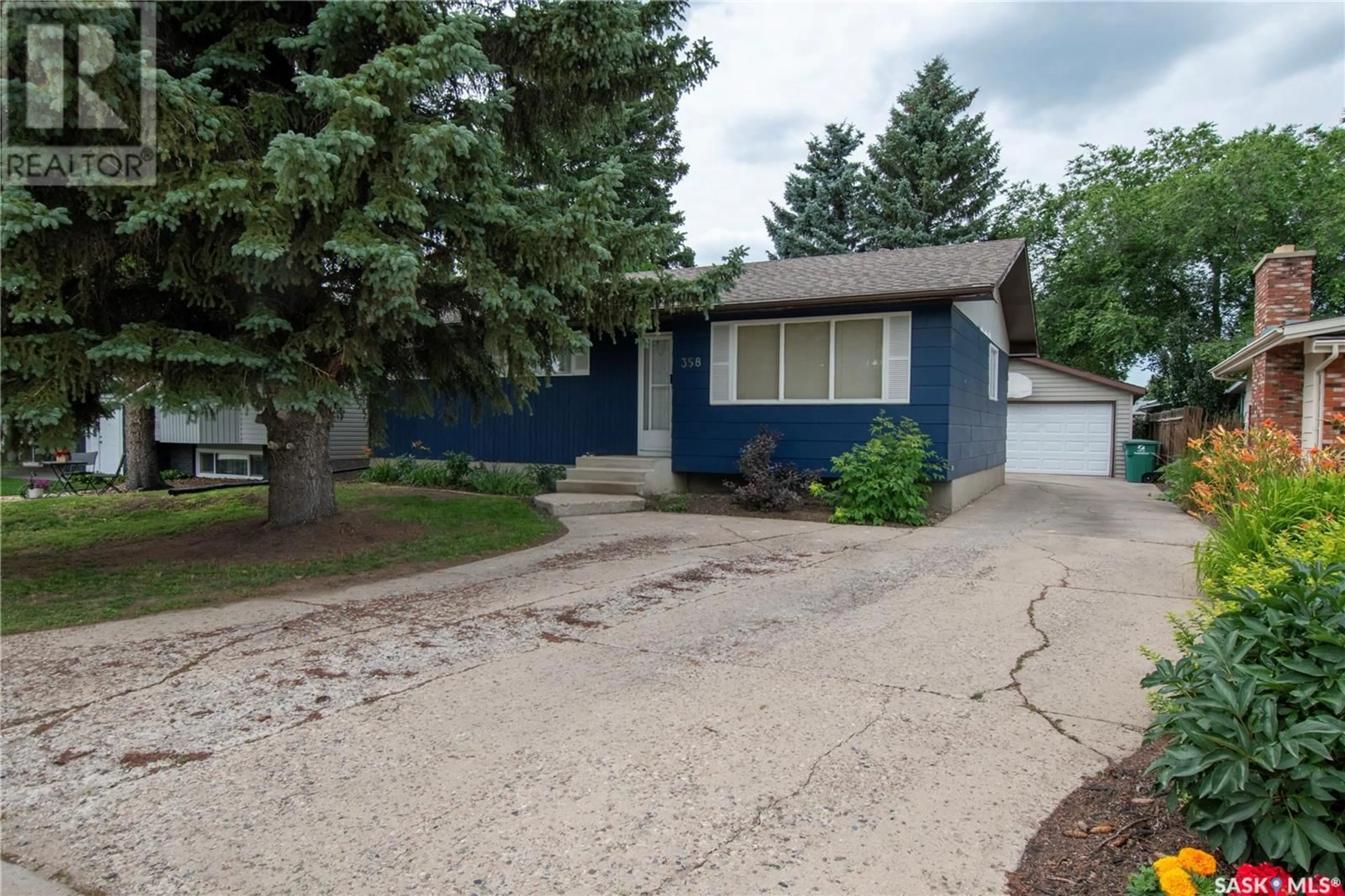 Home with vinyl exterior material, street for 358 GUELPH CRESCENT, Saskatoon Saskatchewan S7H4S9