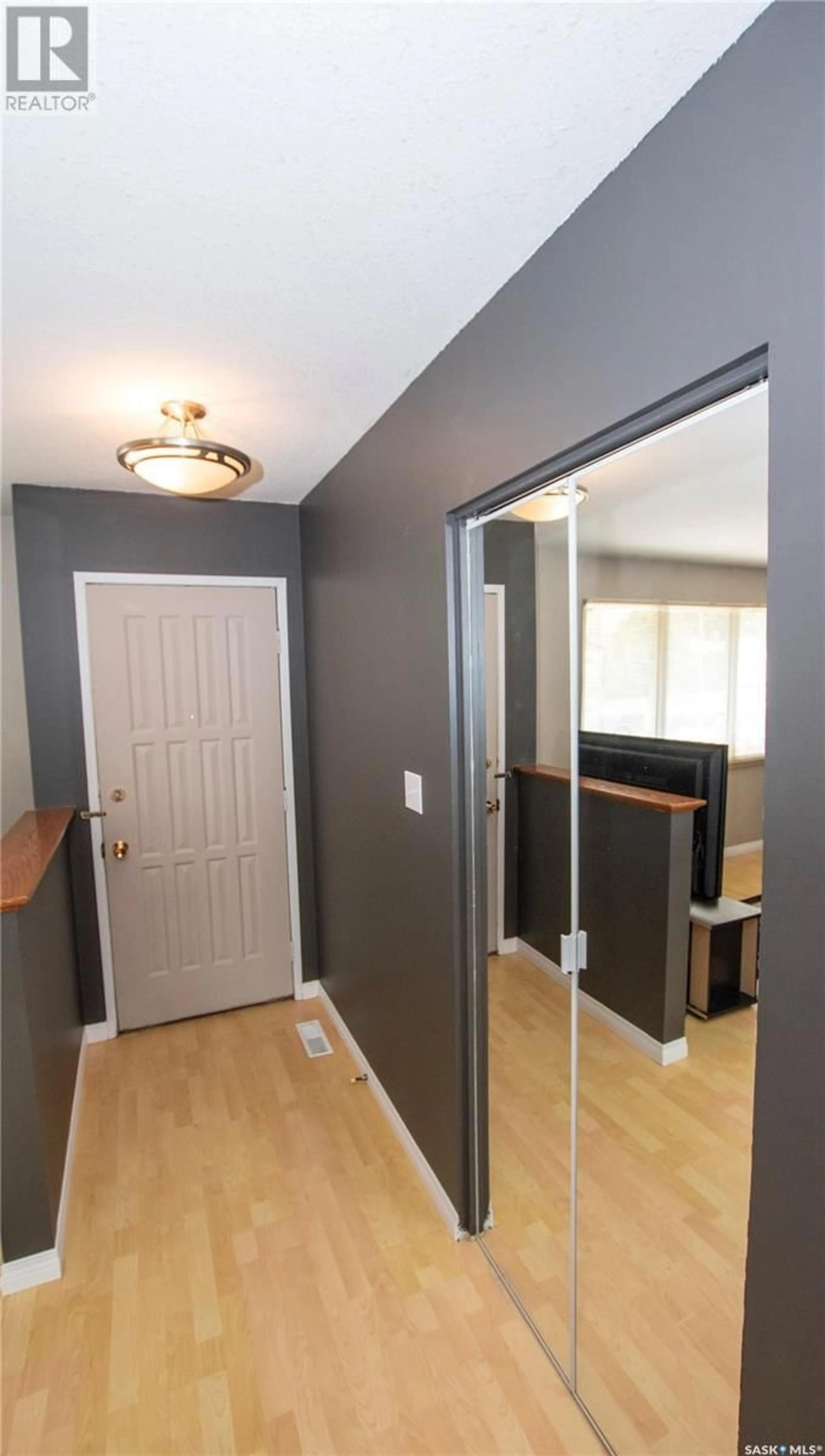 Indoor entryway for 358 GUELPH CRESCENT, Saskatoon Saskatchewan S7H4S9