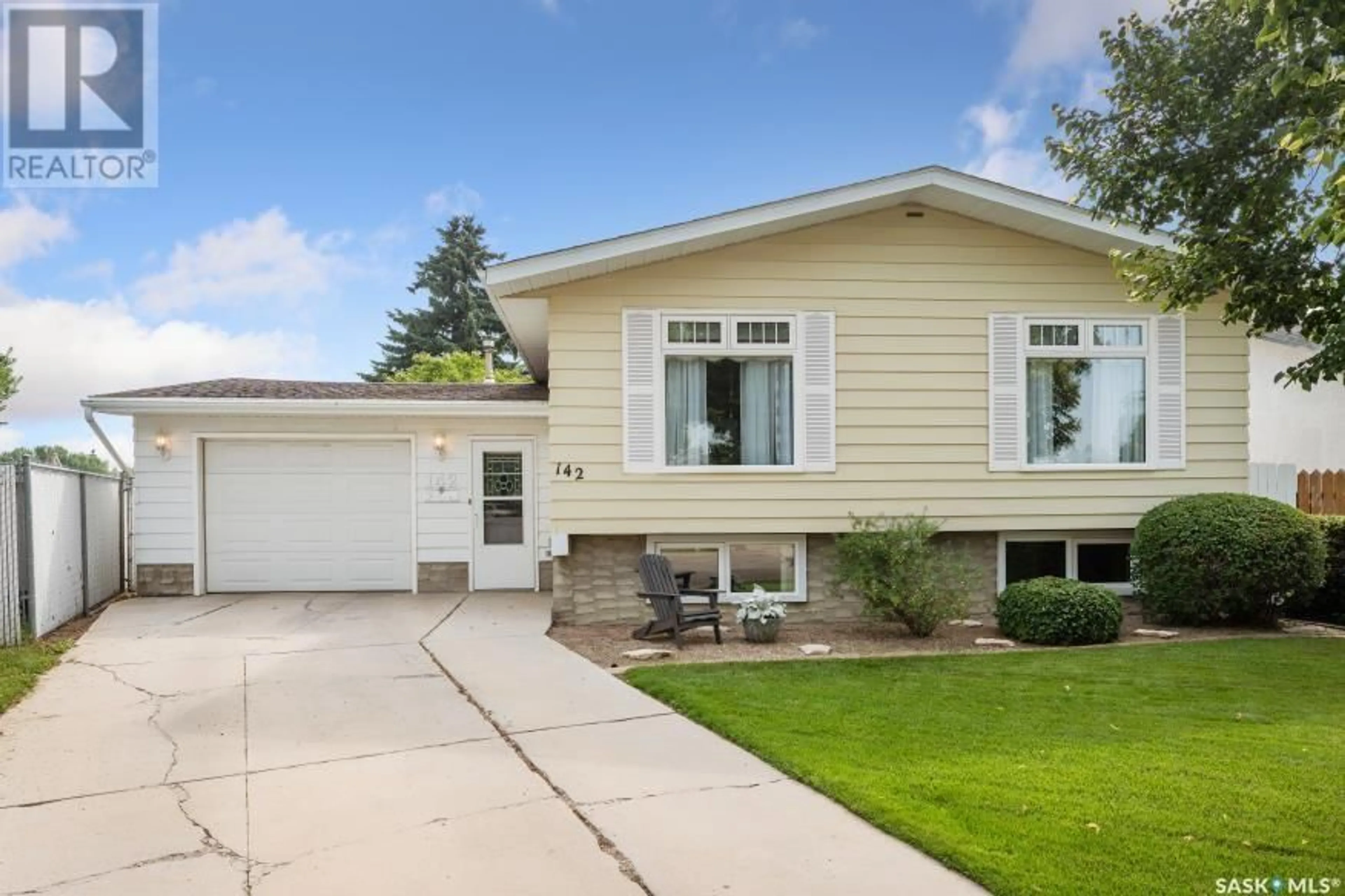 Home with vinyl exterior material, street for 142 DOUGLAS CRESCENT, Saskatoon Saskatchewan S7W0Y3