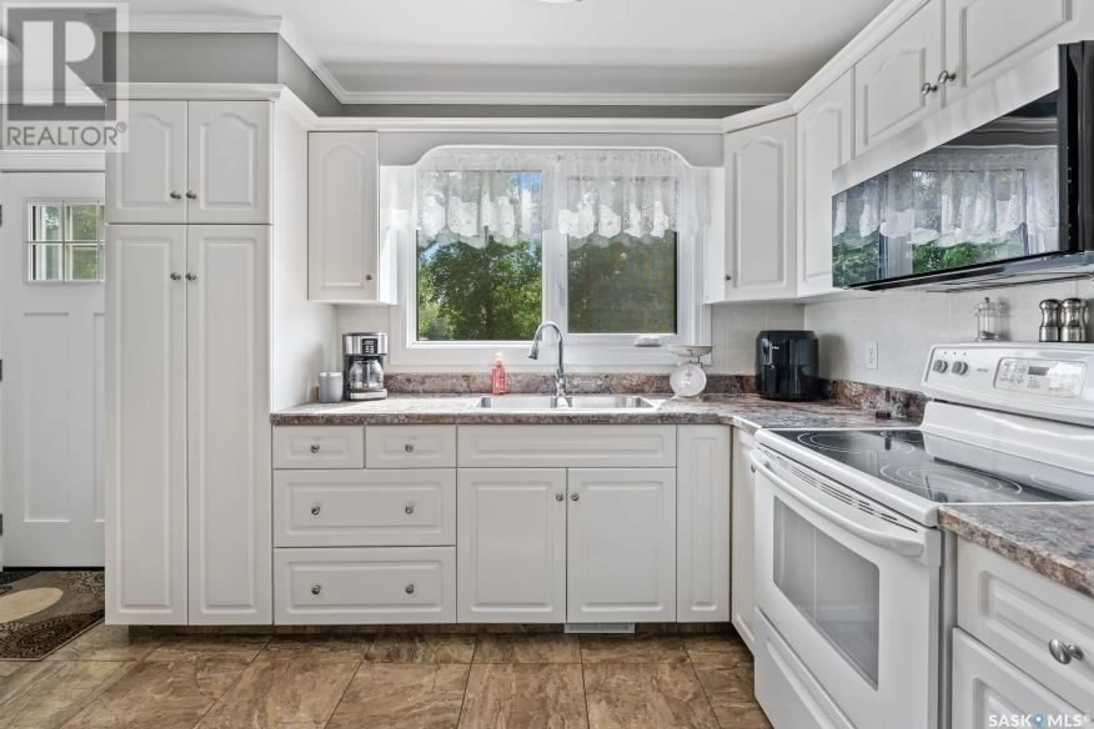 Standard kitchen, ceramic/tile floor for 142 DOUGLAS CRESCENT, Saskatoon Saskatchewan S7W0Y3