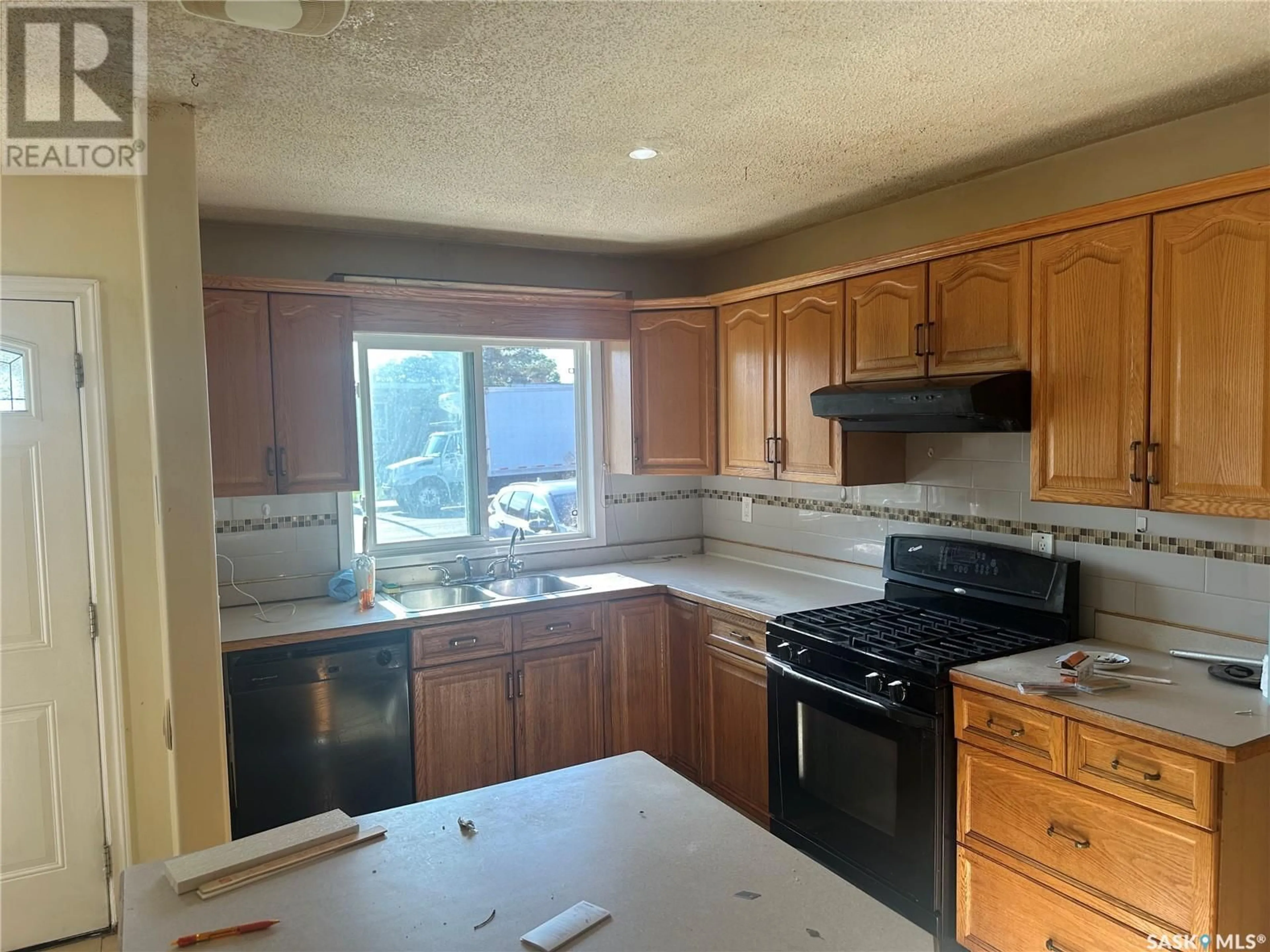 Standard kitchen, unknown for 630 ELPHINSTONE STREET, Regina Saskatchewan S4T3K9