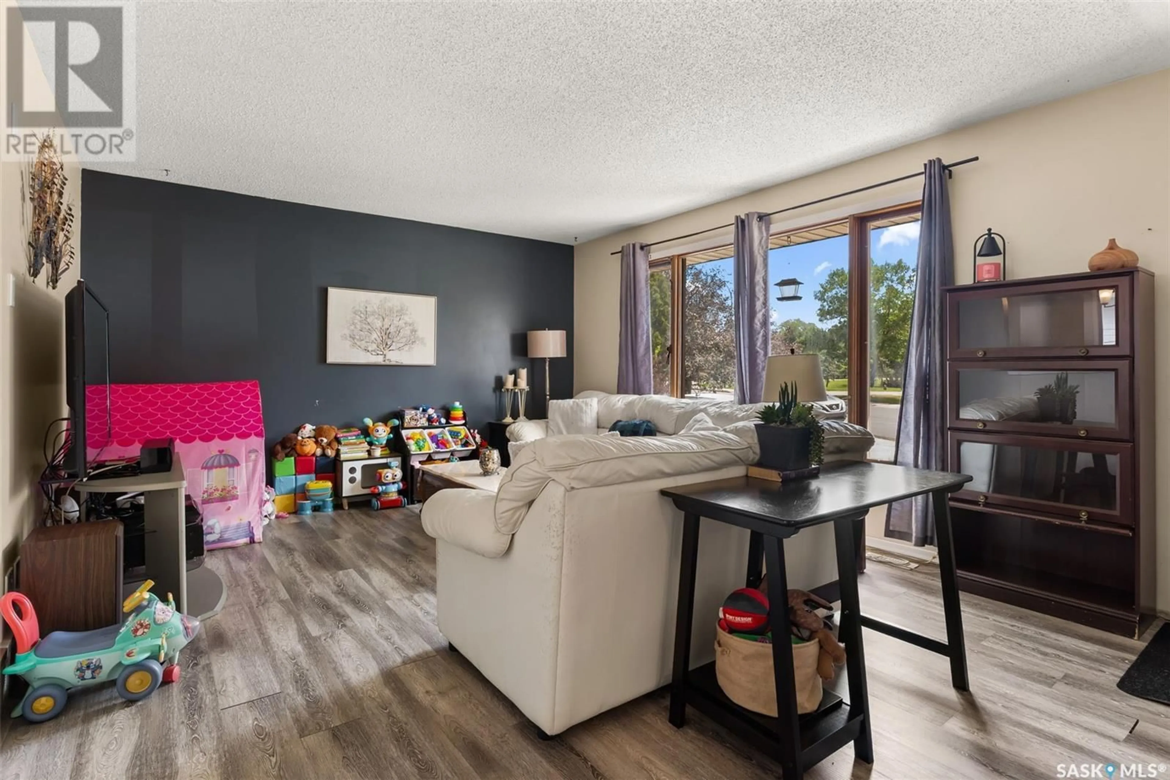 Living room with furniture, wood/laminate floor for 154 ELMVIEW ROAD, Regina Saskatchewan S4R6W1