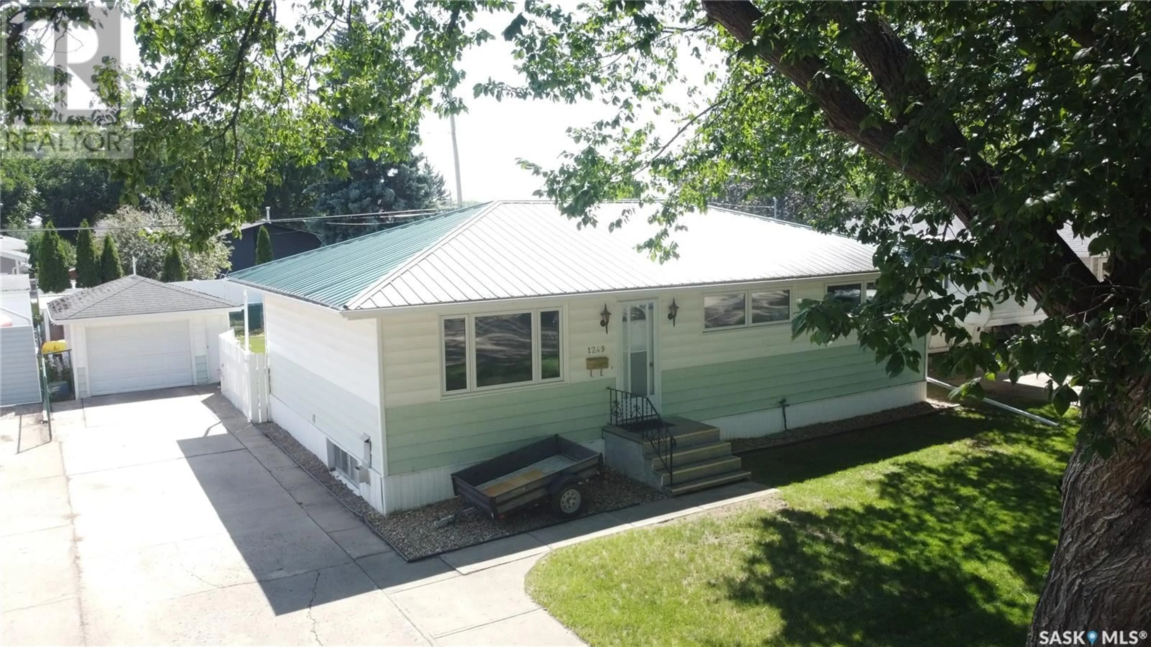 Home with vinyl exterior material, building for 1249 ALBERT STREET, Moose Jaw Saskatchewan S6H2Y5