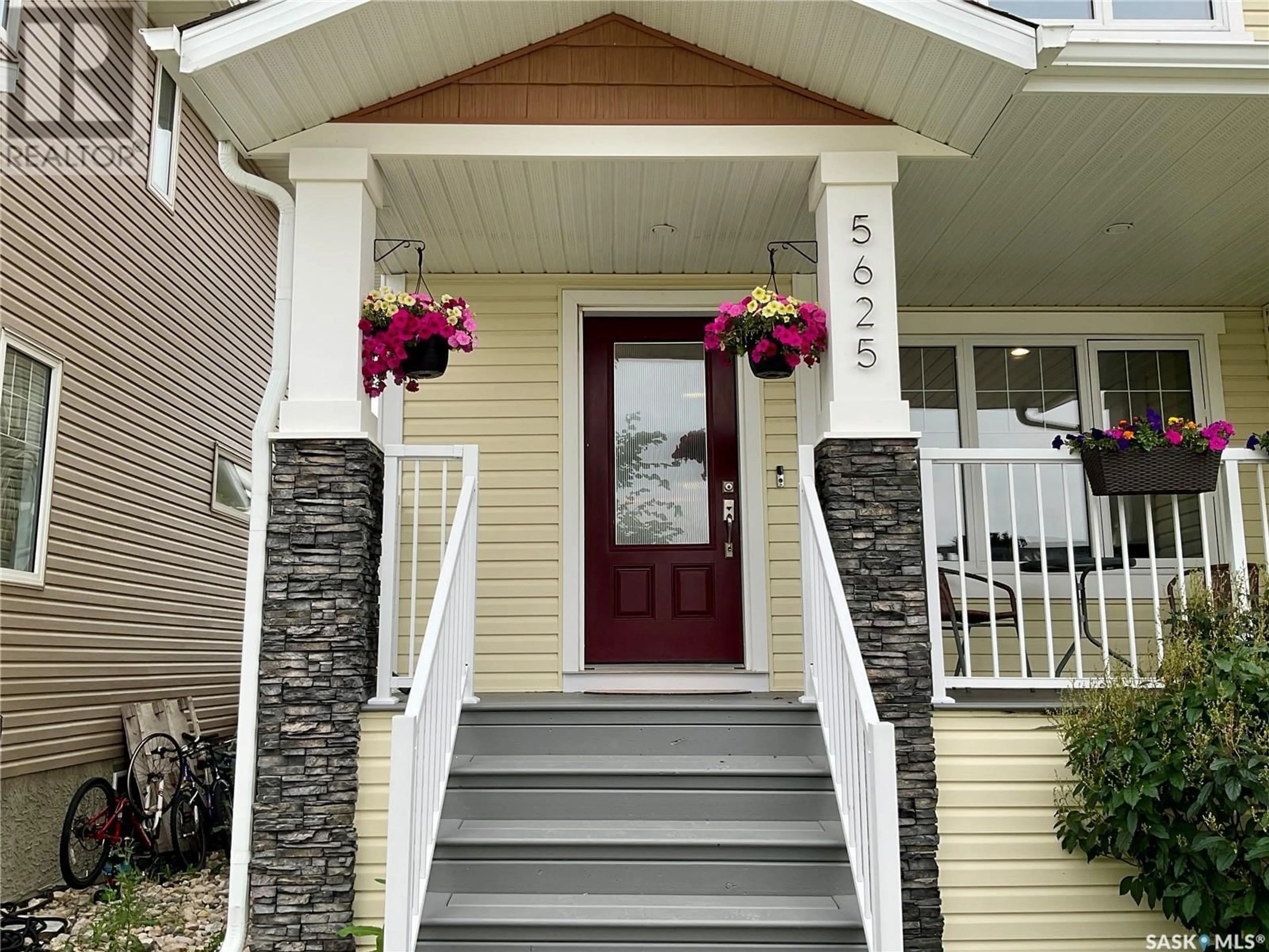Indoor entryway for 5625 CEDERHOLM AVENUE, Regina Saskatchewan S4W0M9