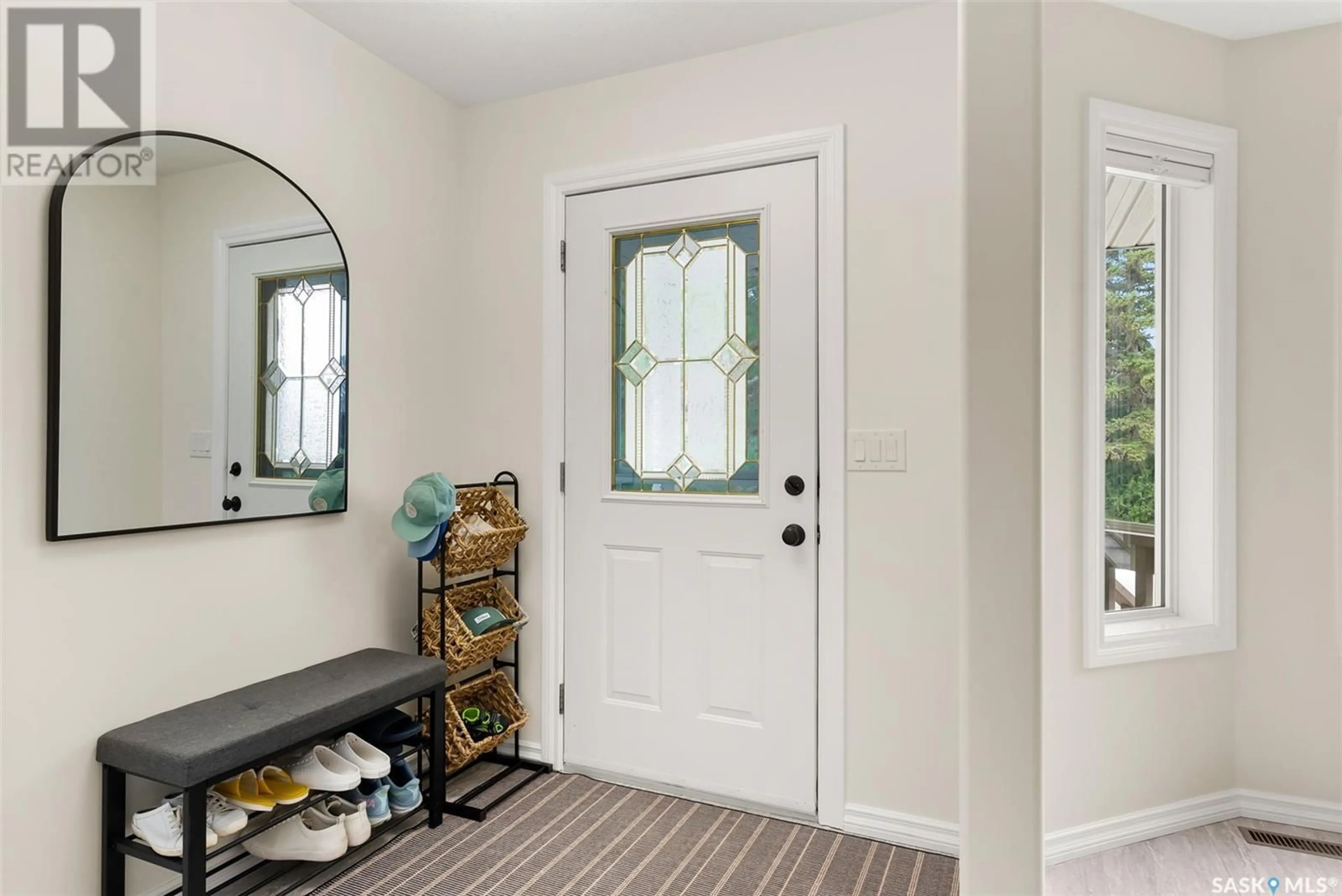 Indoor entryway for 2265 QUEEN STREET, Regina Saskatchewan S4T4C6