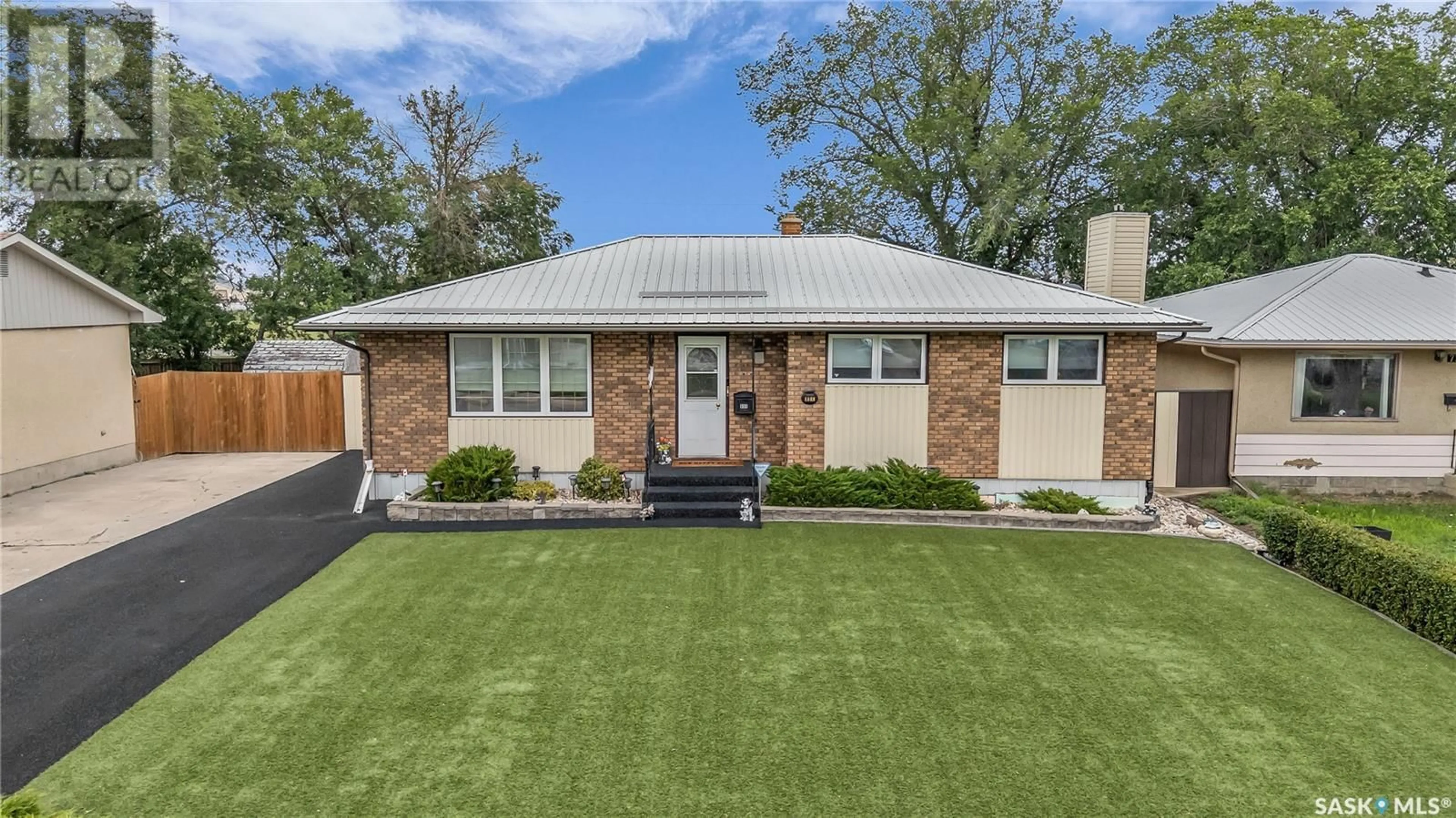 Home with vinyl exterior material, street for 804 EASTVIEW AVENUE, Regina Saskatchewan S4N0A2