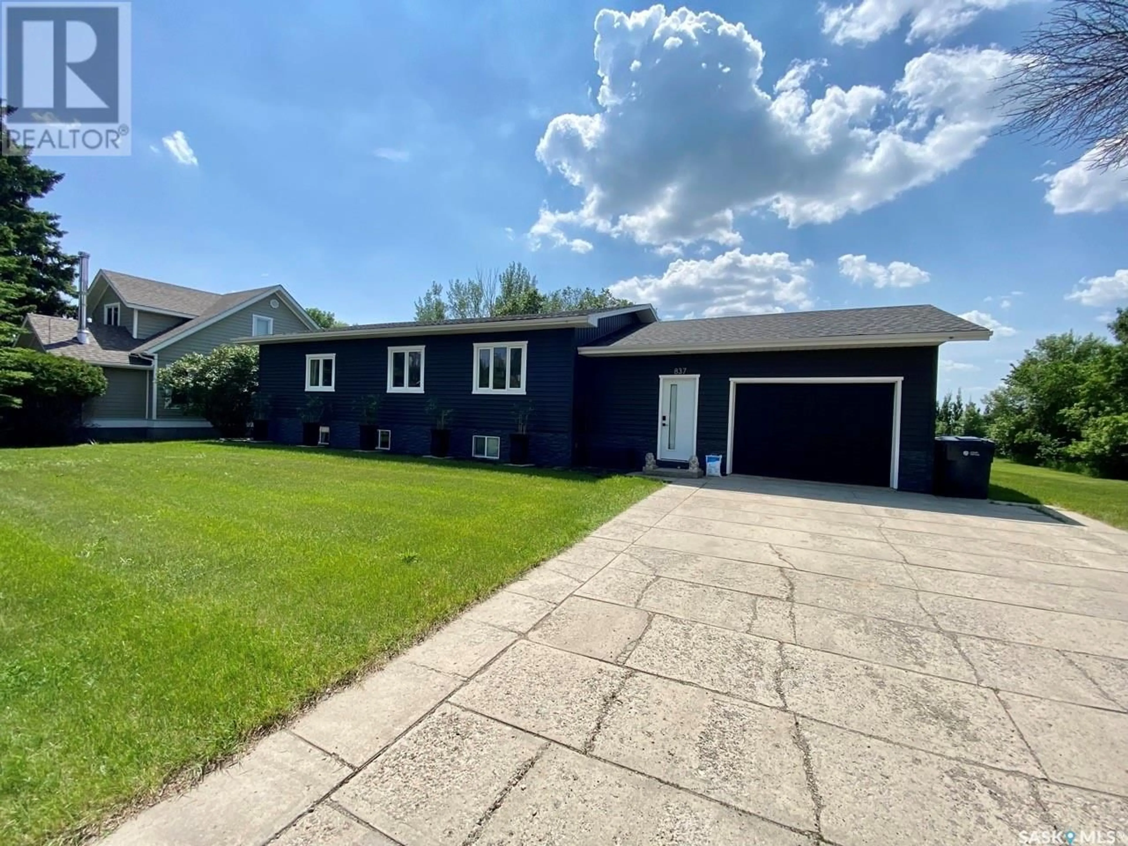 Home with vinyl exterior material, unknown for 837 PROSPECT AVENUE, Oxbow Saskatchewan S0C2B0