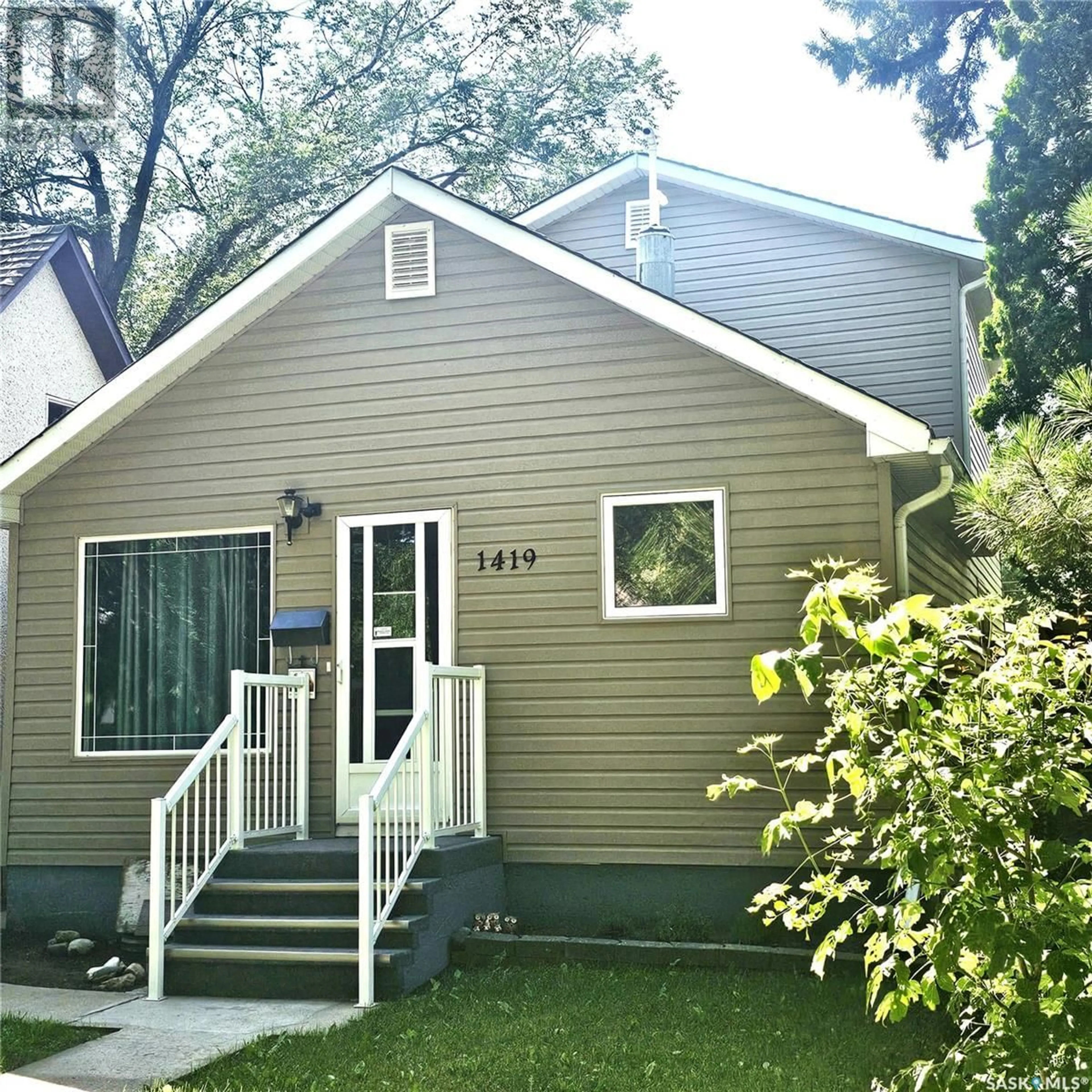 Home with vinyl exterior material, street for 1419 E AVENUE N, Saskatoon Saskatchewan S7L1T7
