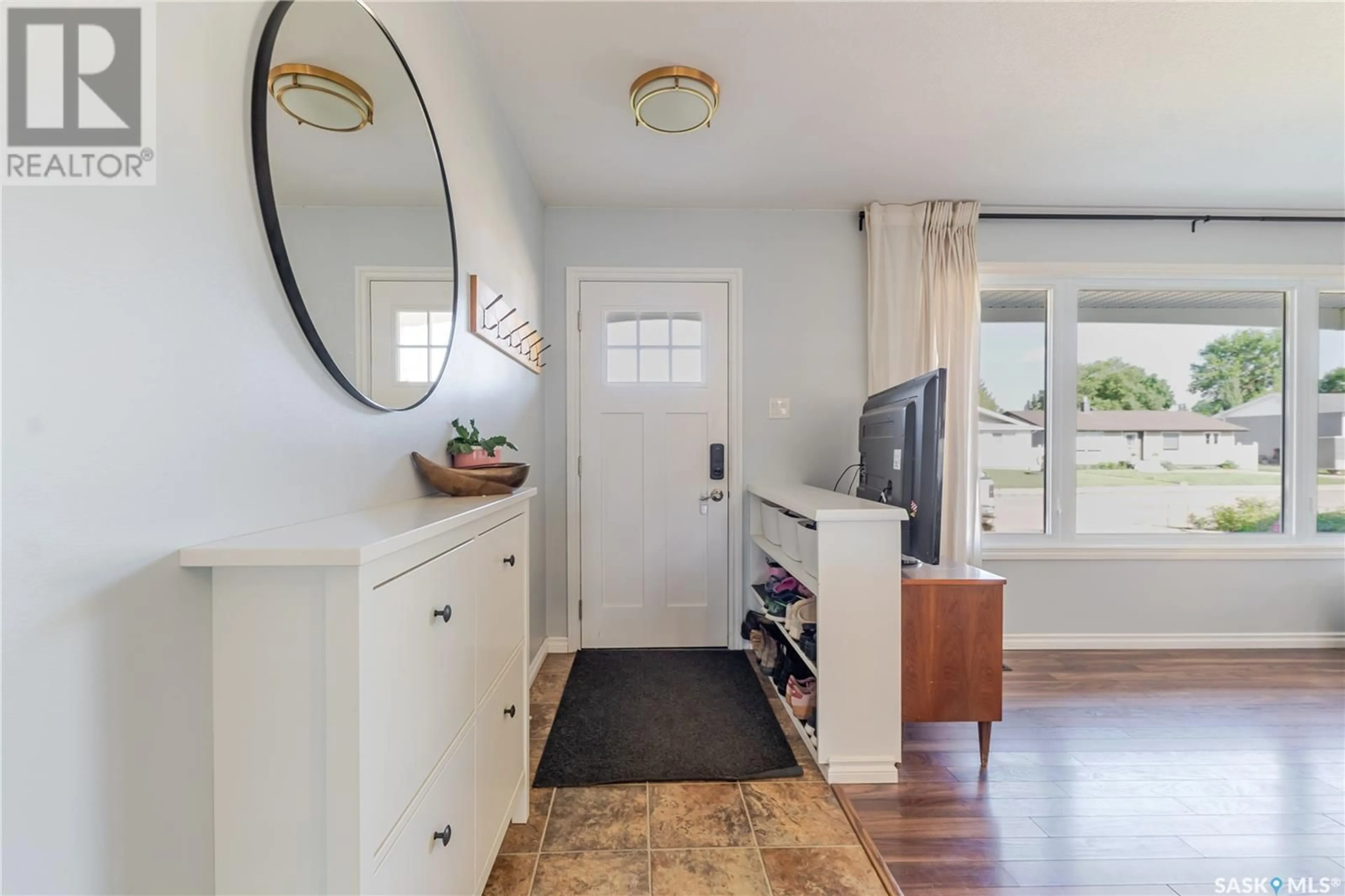 Indoor entryway for 1363 QUEEN CRESCENT, Moose Jaw Saskatchewan S6H3G5