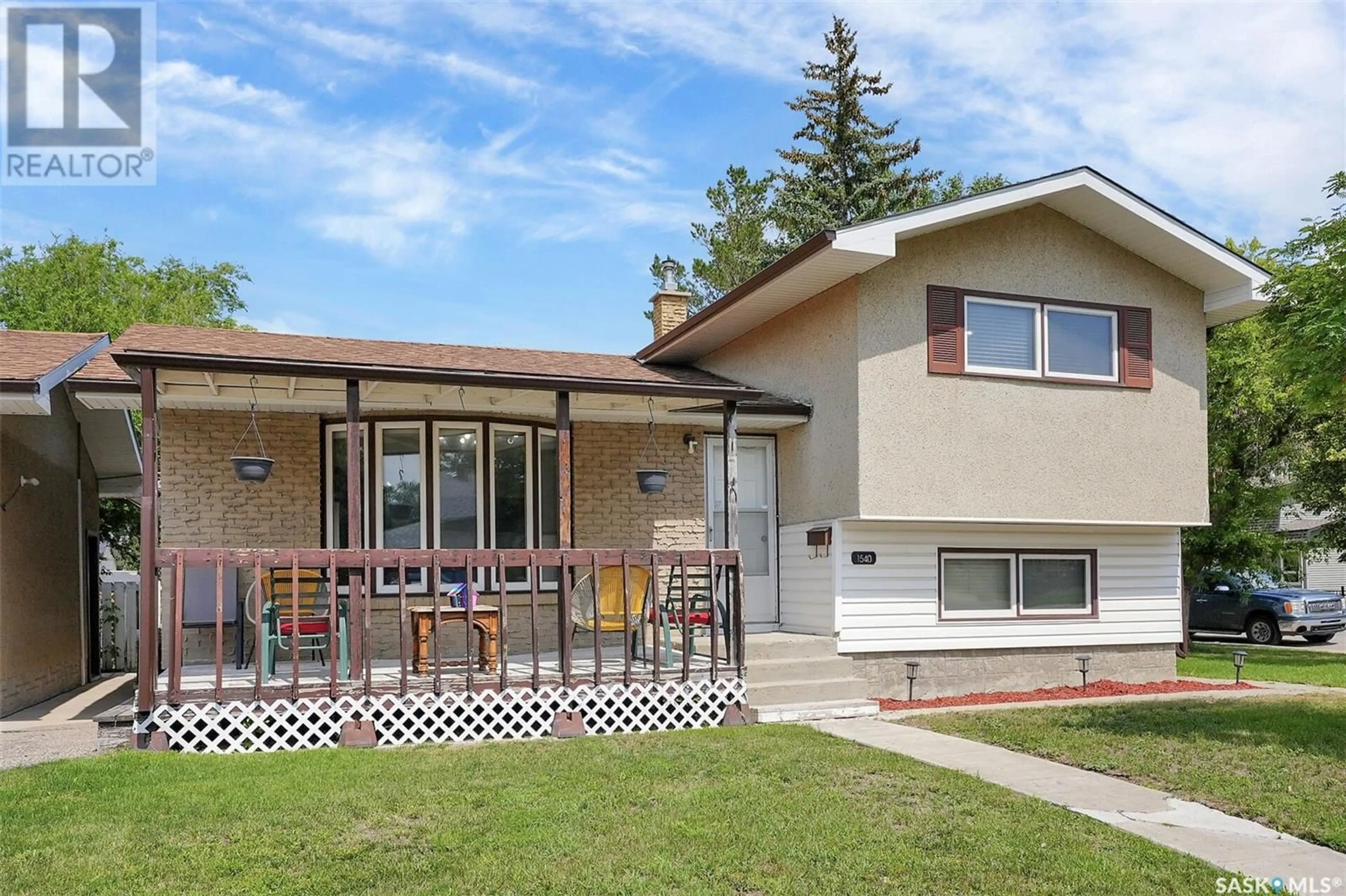 Home with vinyl exterior material, street for 1540 9TH AVENUE, Regina Saskatchewan S4N4M6