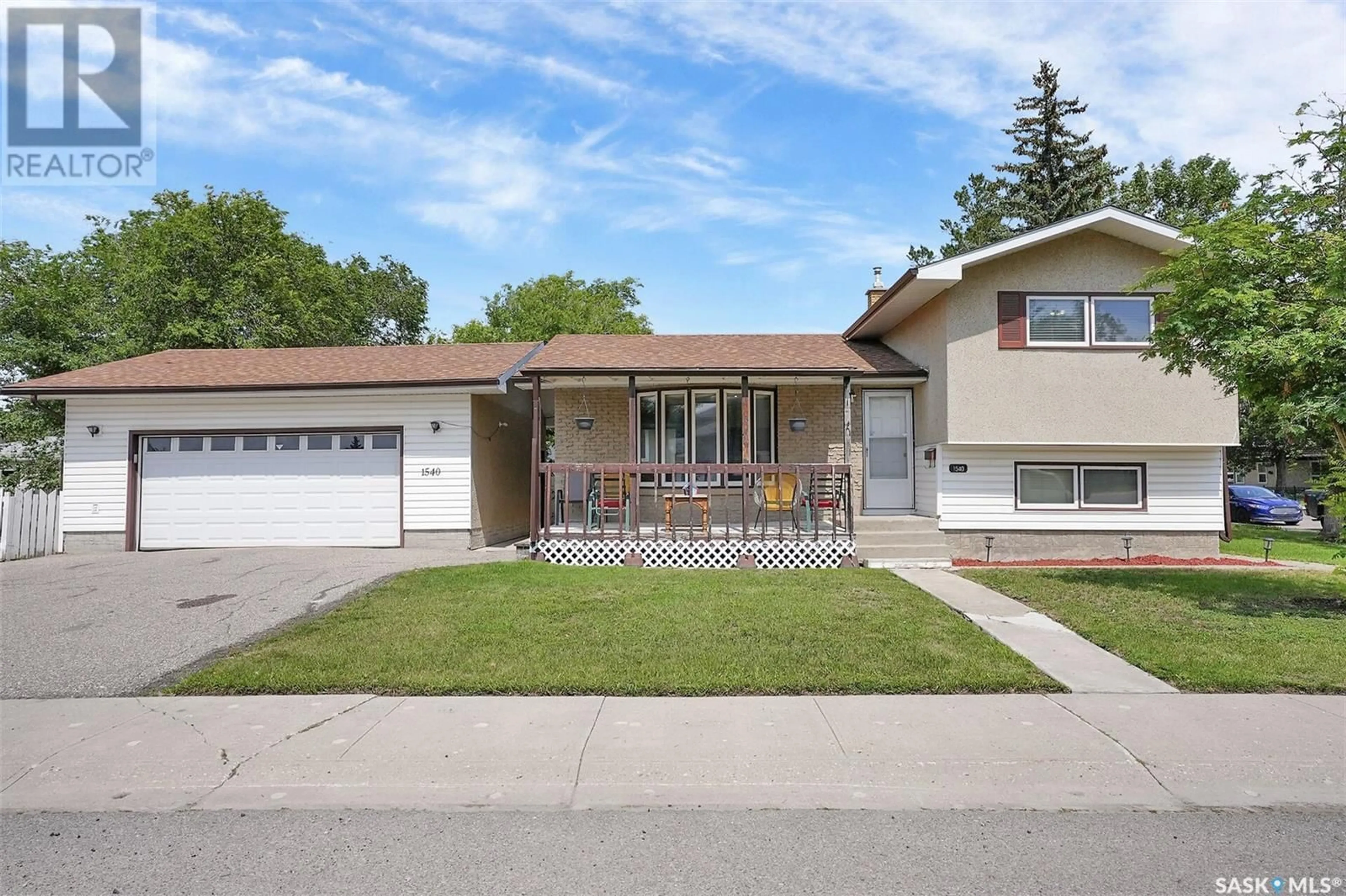 Home with vinyl exterior material, street for 1540 9TH AVENUE, Regina Saskatchewan S4N4M6