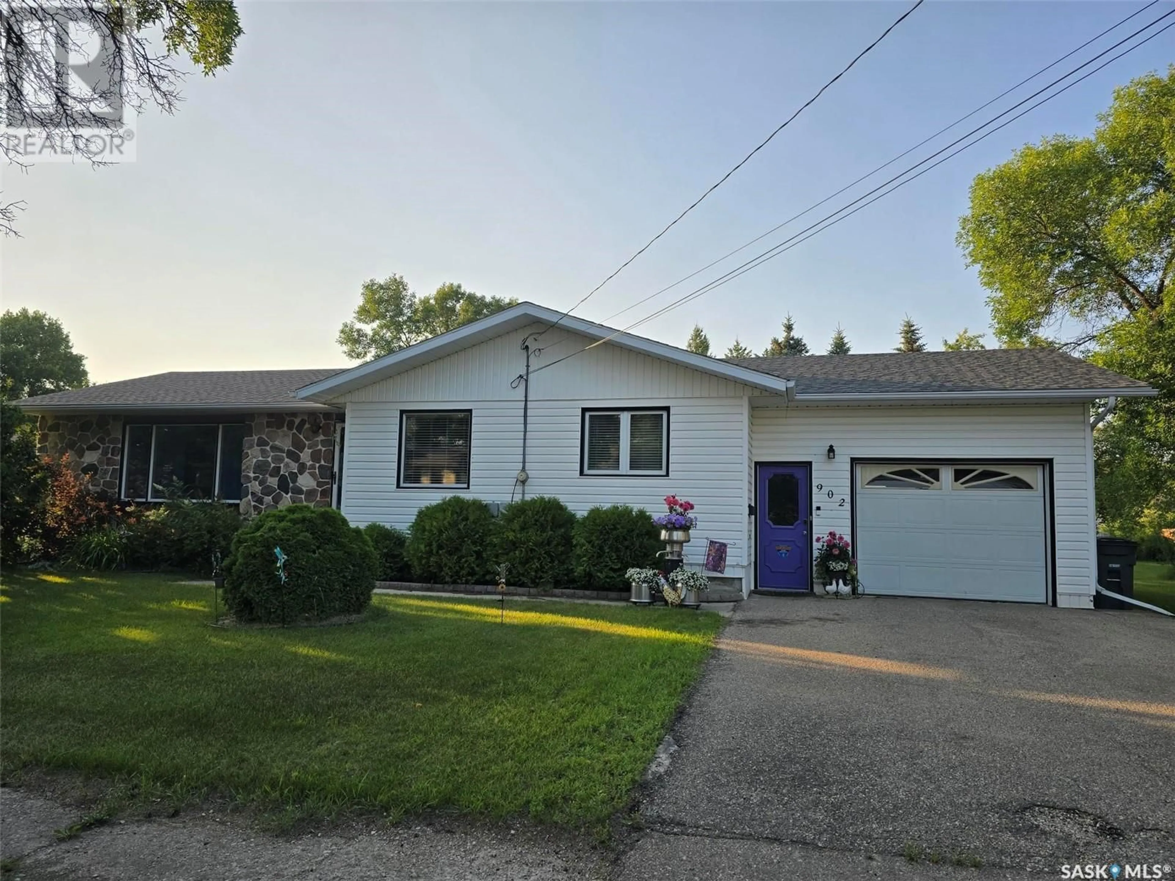 Home with vinyl exterior material, street for 902 ASSINIBOIA AVENUE, Grenfell Saskatchewan S0G2B0