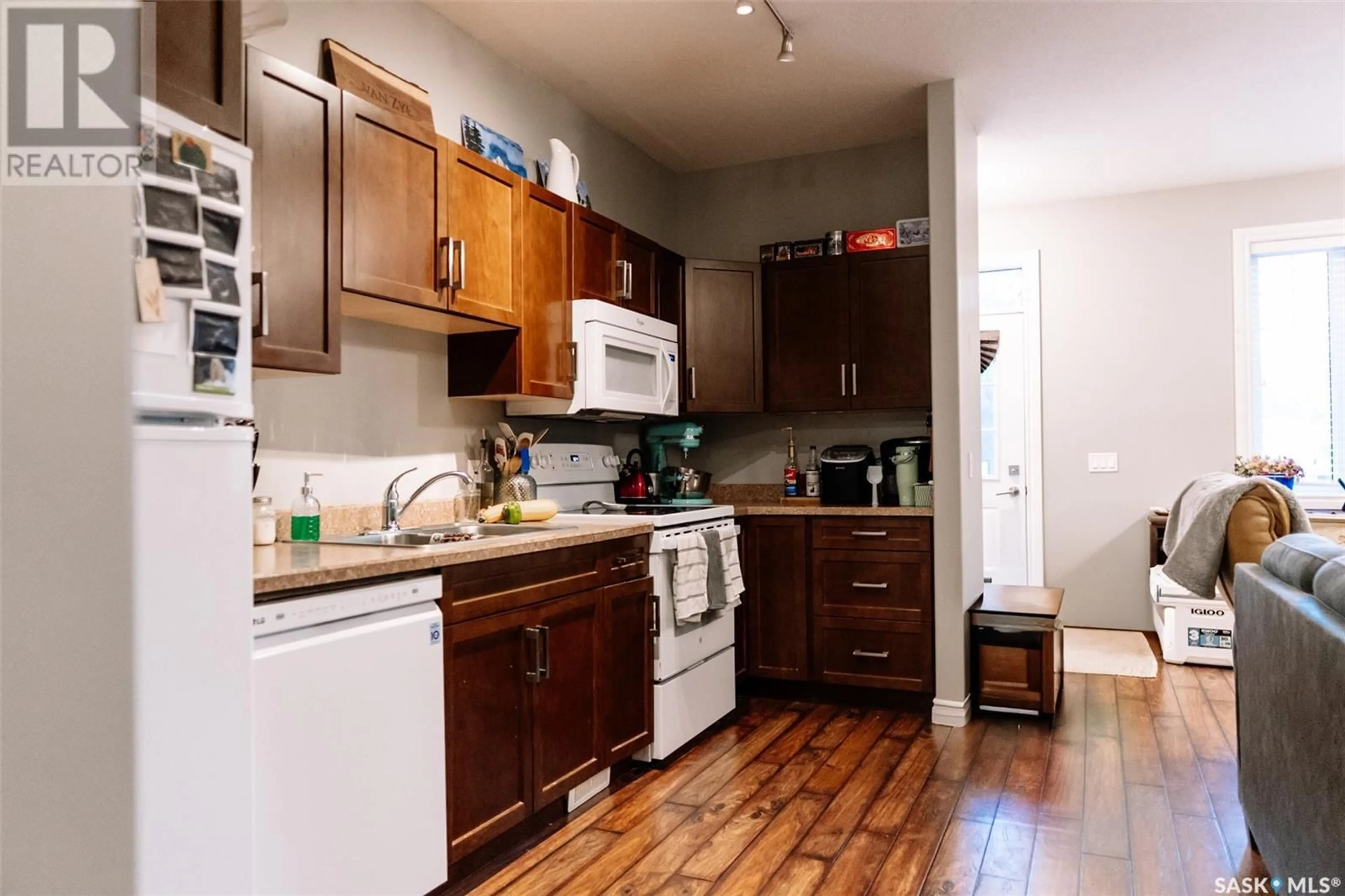 Standard kitchen, wood/laminate floor for 2710 FRANCIS STREET, Regina Saskatchewan S4N2R3