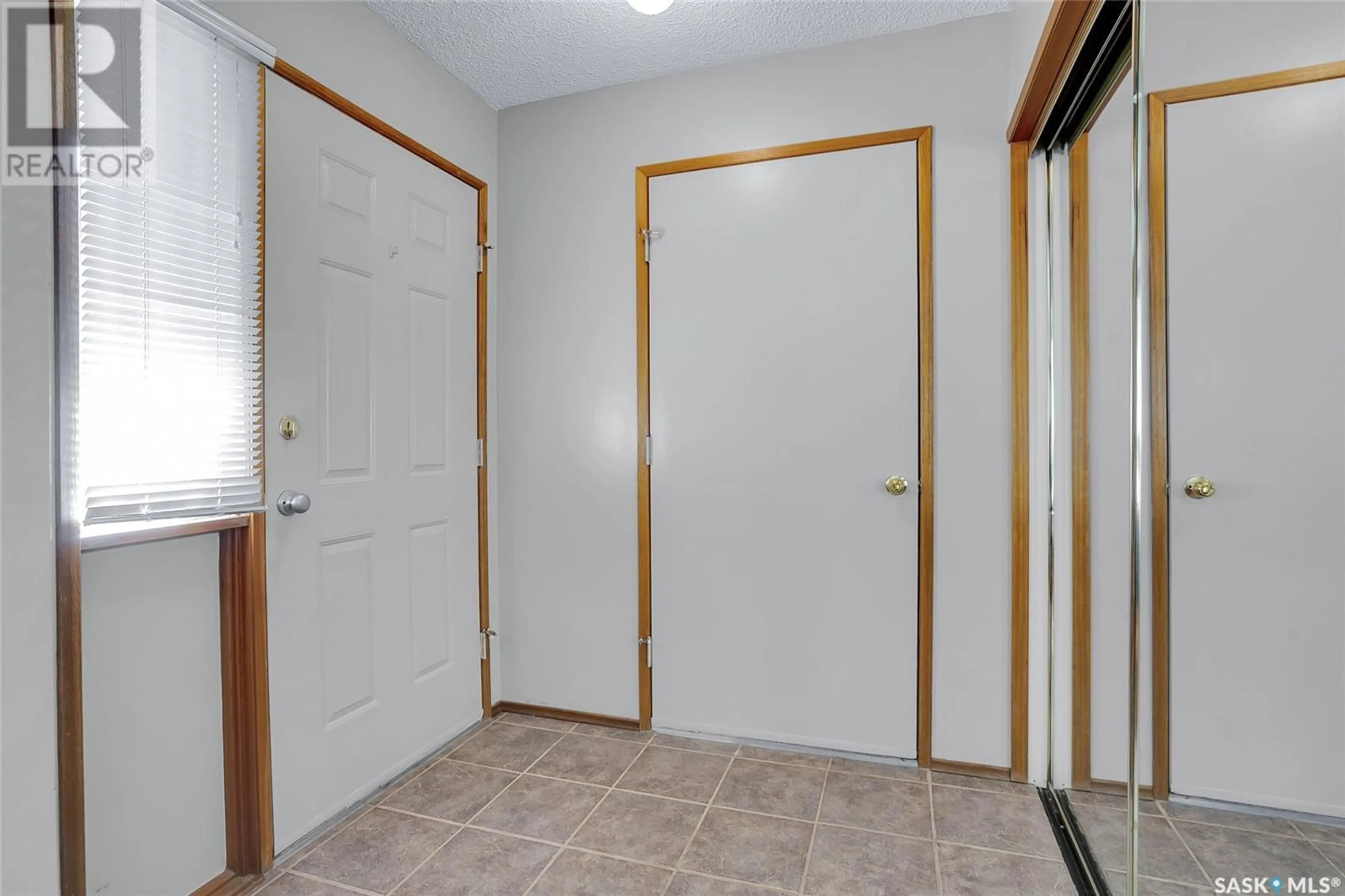 Indoor entryway for 30 - 310 KINGSMERE BOULEVARD, Saskatoon Saskatchewan S7J4S4