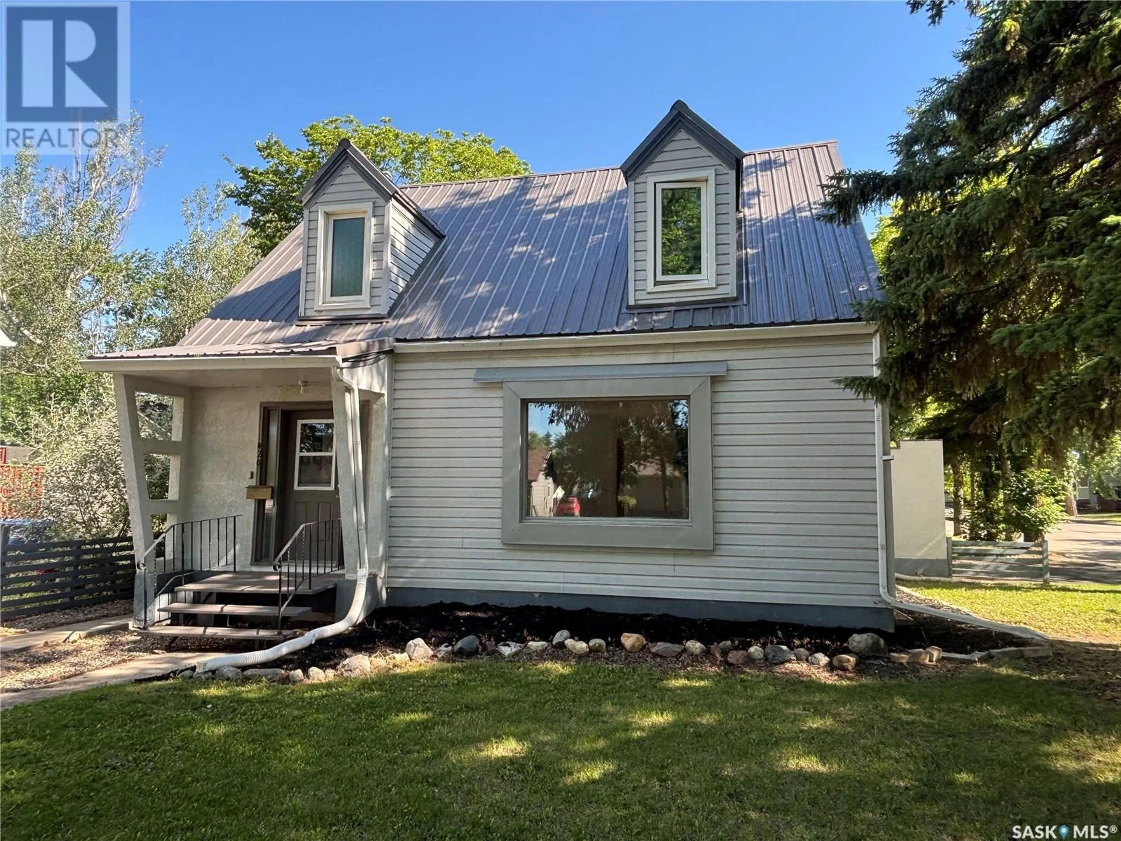 Home with vinyl exterior material, street for 420 MACLEOD AVENUE, Melfort Saskatchewan S0E1A0
