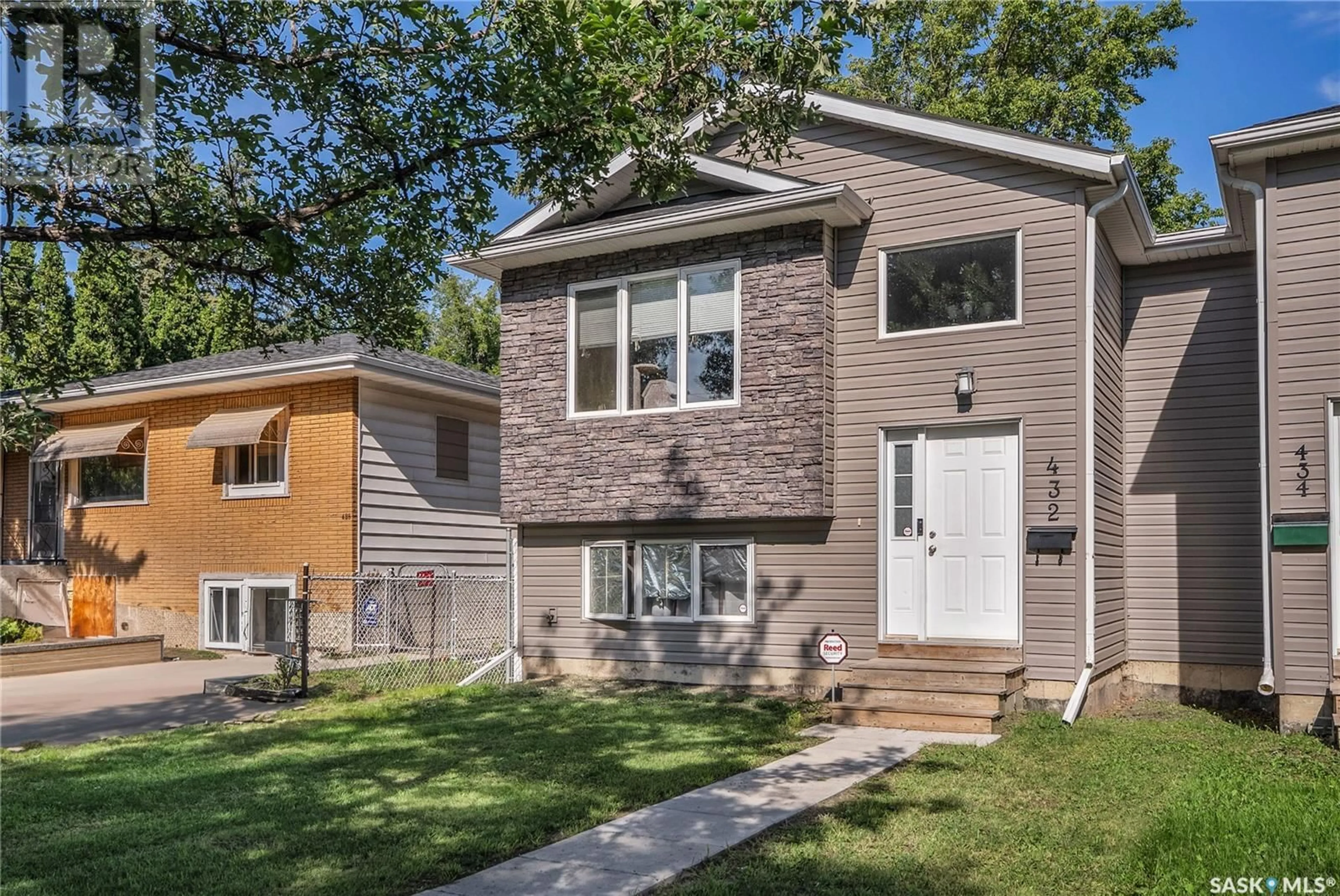 Home with vinyl exterior material, street for 432 S AVENUE S, Saskatoon Saskatchewan S7M3A4