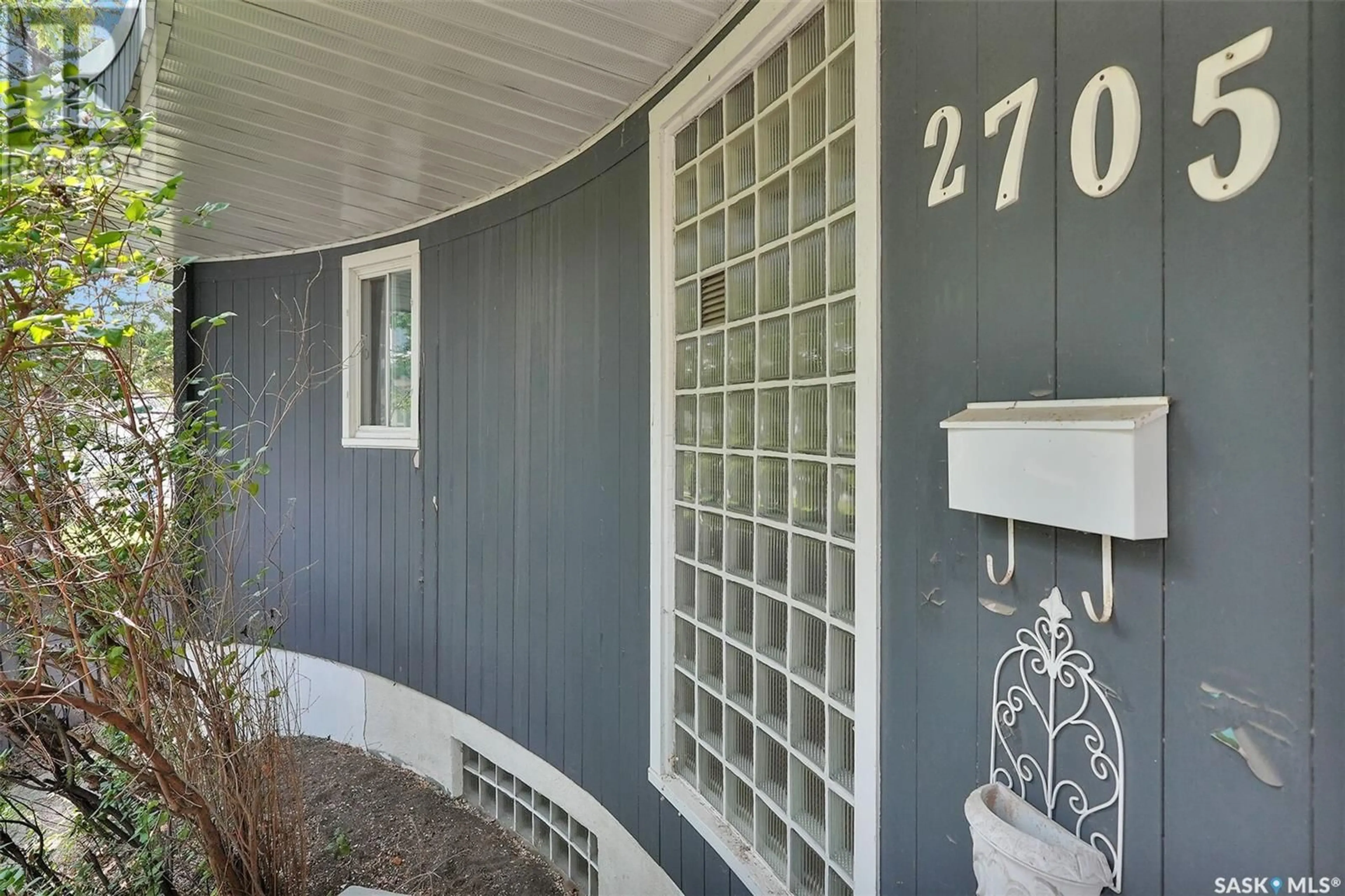 Indoor entryway for 2705 SINTON AVENUE, Regina Saskatchewan S4S1K2