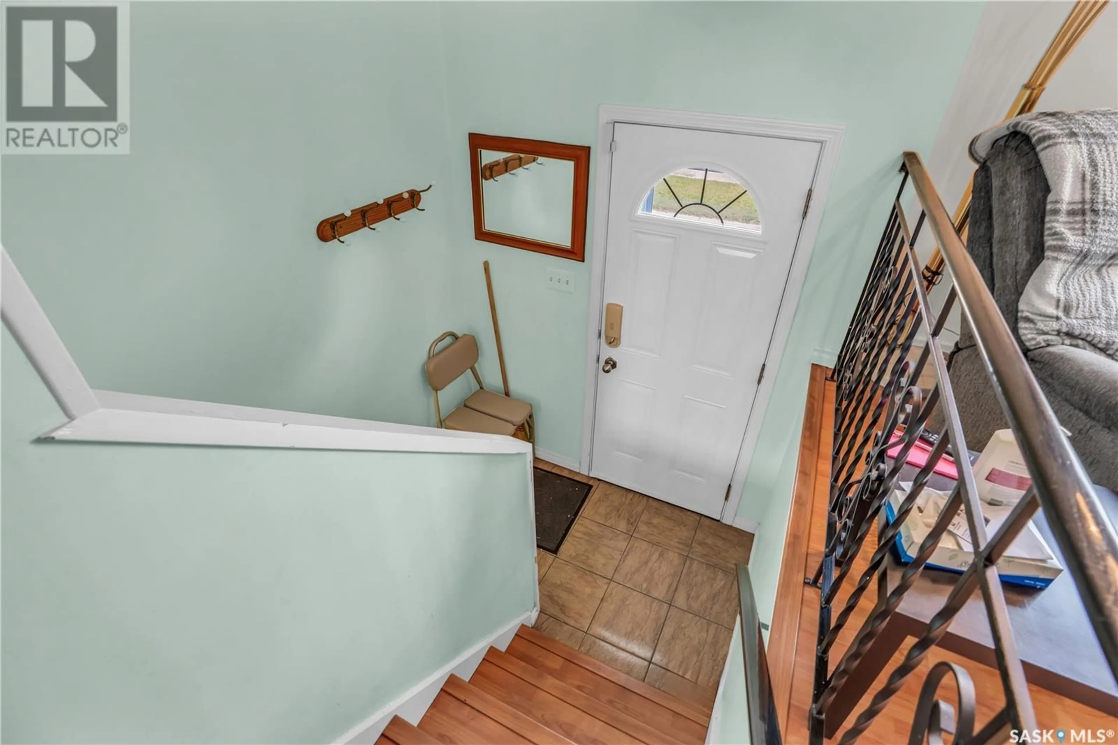 Indoor foyer for 1825 17TH AVENUE, Prince Albert Saskatchewan S6V6Y9
