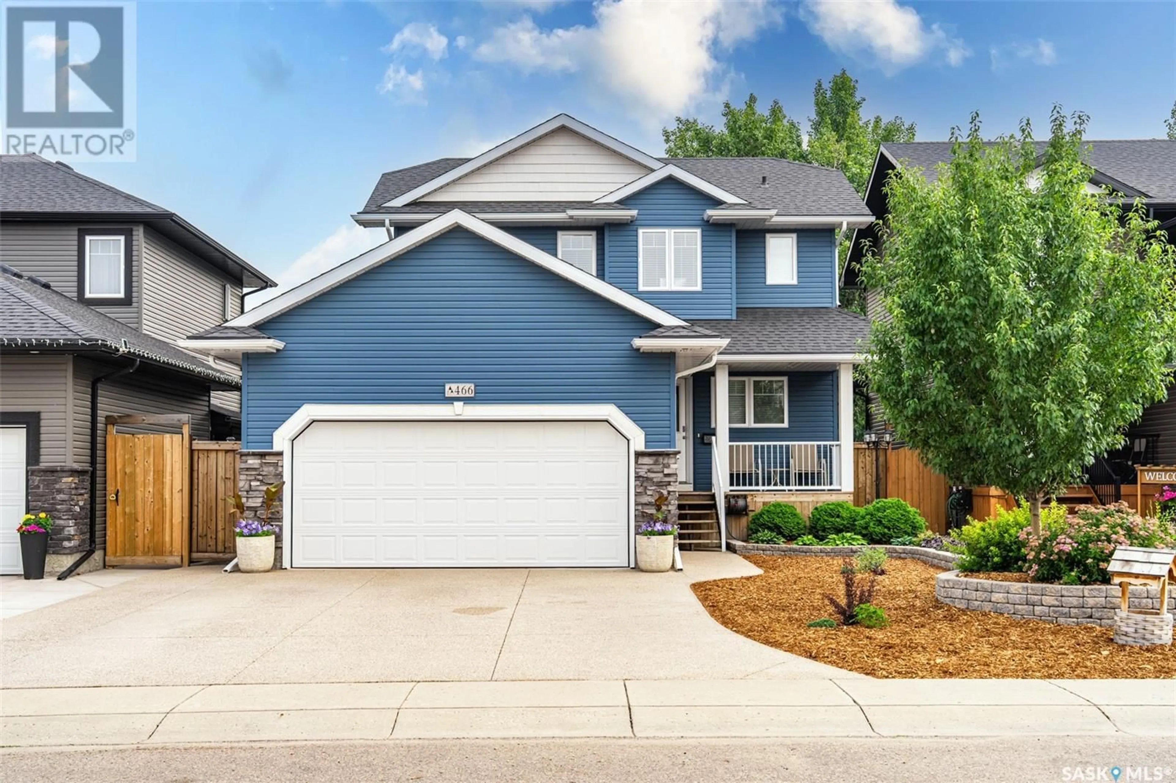 Home with vinyl exterior material, street for 466 LEHRER MANOR, Saskatoon Saskatchewan S7R0L3