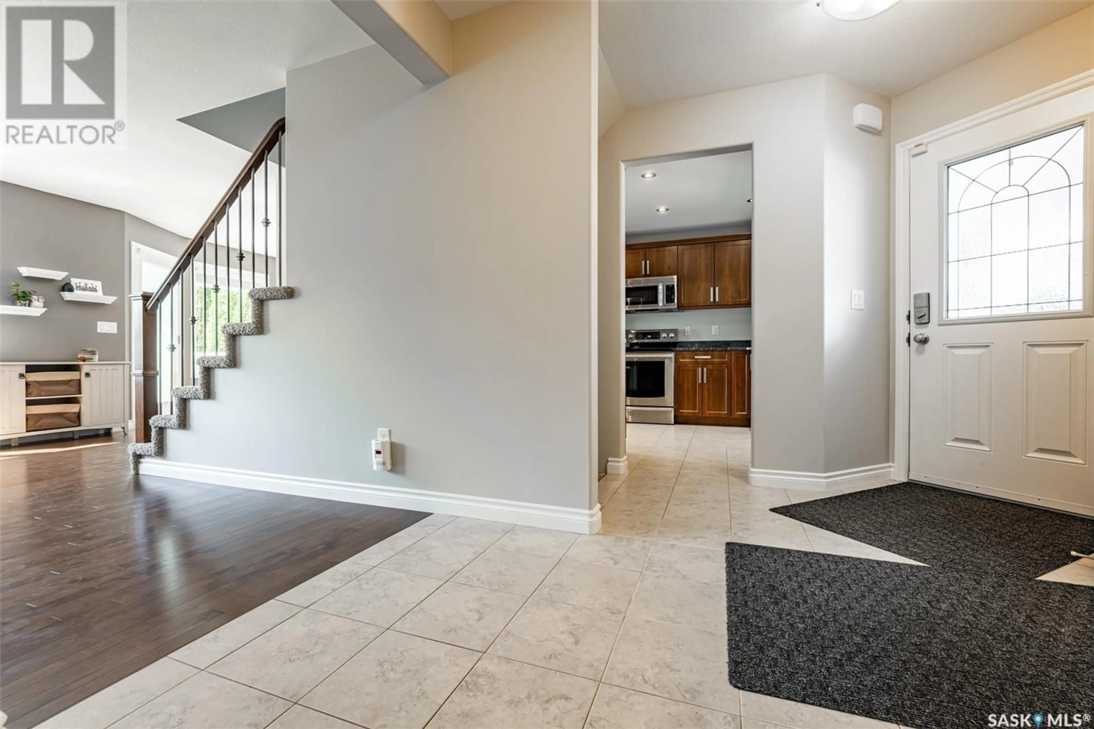 Indoor entryway for 466 LEHRER MANOR, Saskatoon Saskatchewan S7R0L3