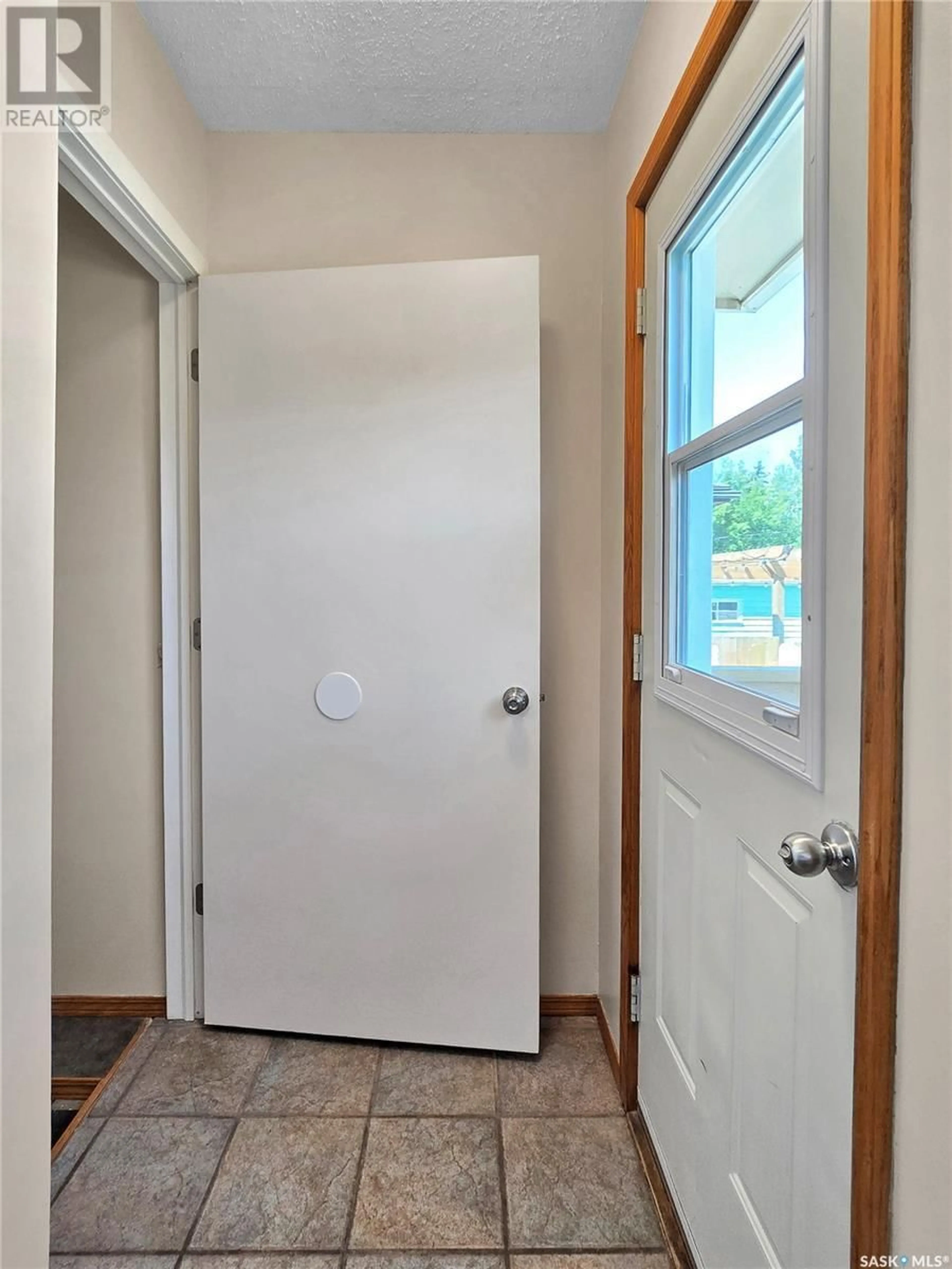 Indoor entryway for 104 106TH STREET, Saskatoon Saskatchewan S7N1N5