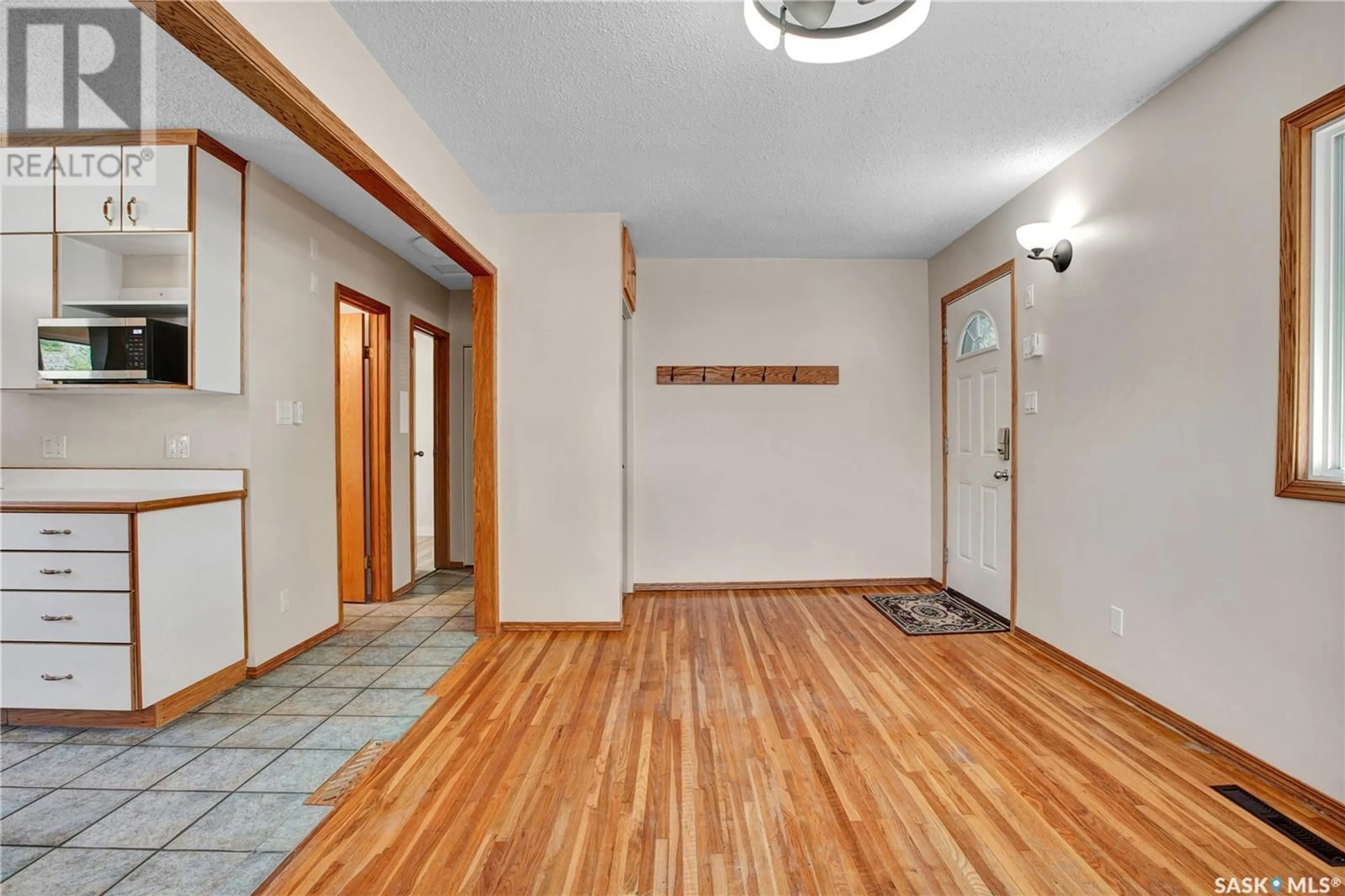 Indoor foyer for 104 106TH STREET, Saskatoon Saskatchewan S7N1N5