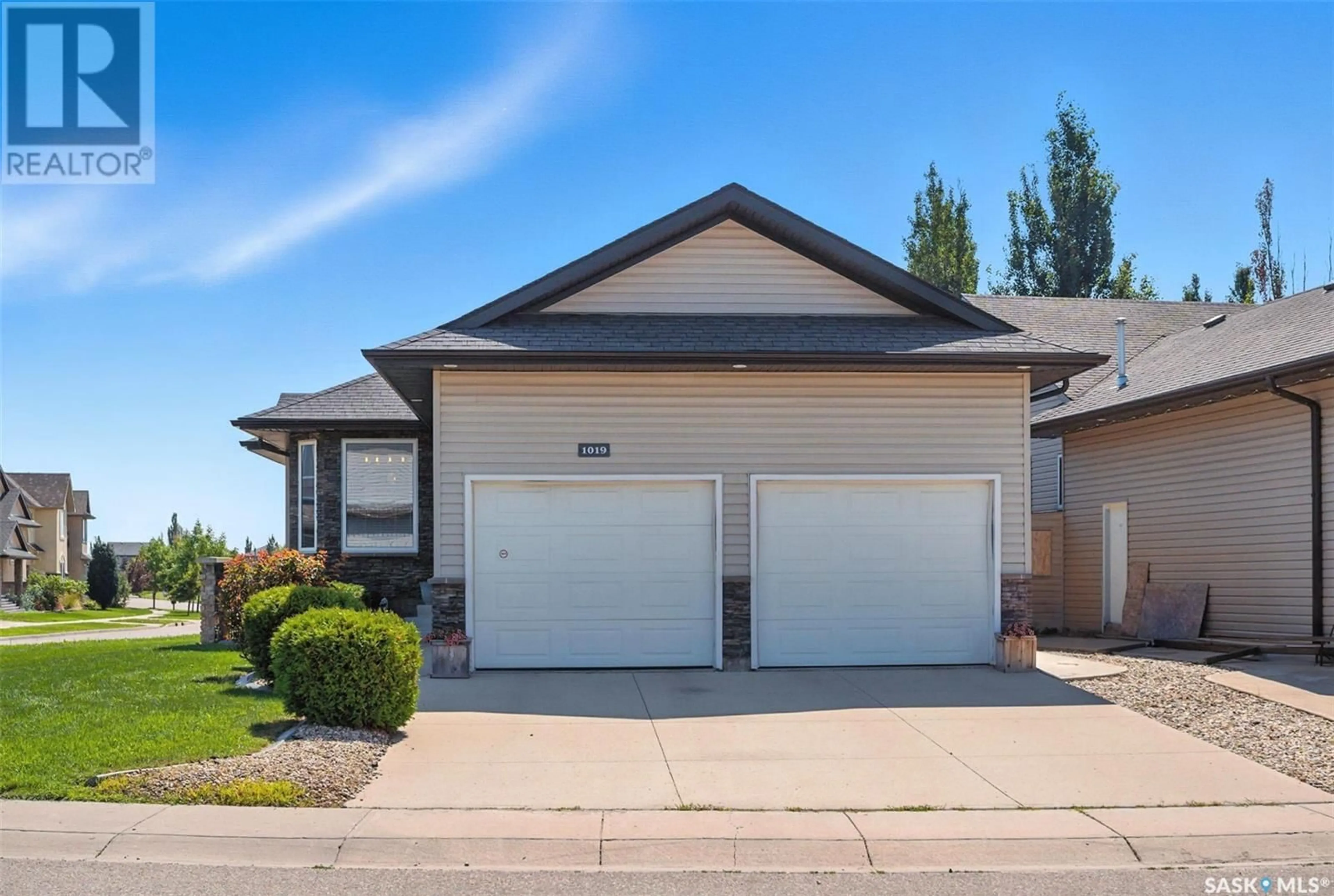 Home with vinyl exterior material, street for 1019 LYND CRESCENT, Saskatoon Saskatchewan S7T0C5