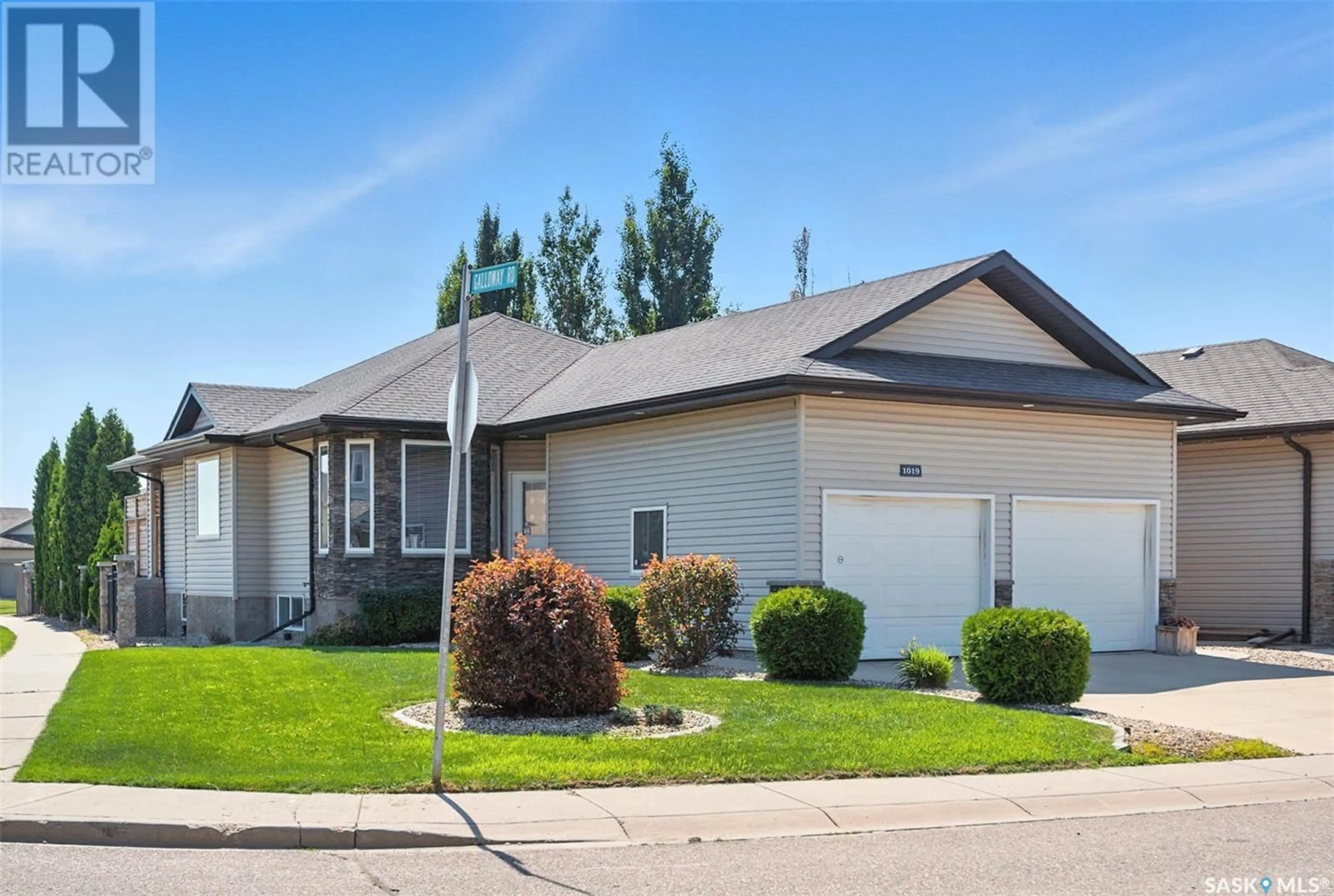 Home with vinyl exterior material, street for 1019 LYND CRESCENT, Saskatoon Saskatchewan S7T0C5