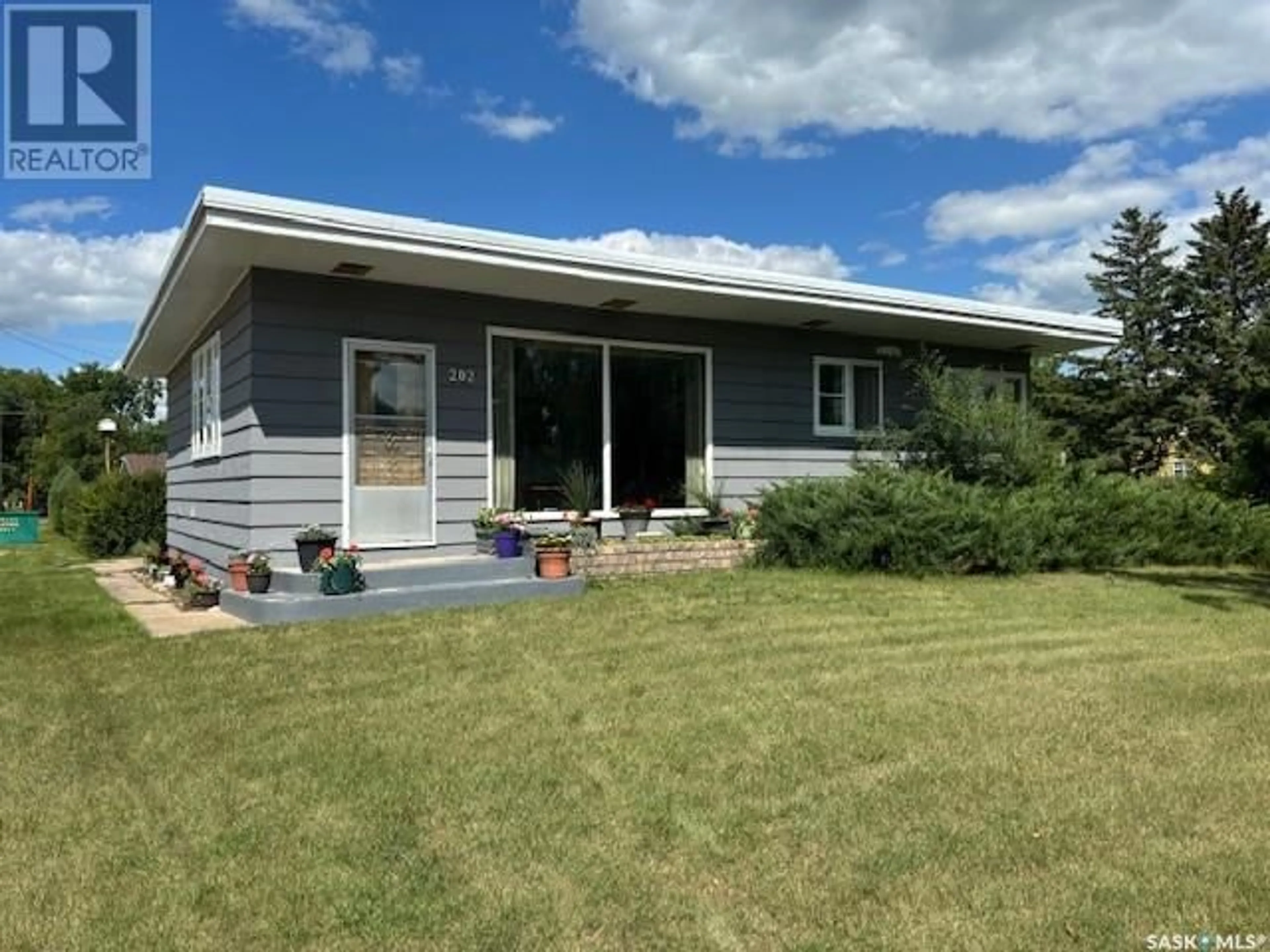 Home with vinyl exterior material, unknown for 202 8TH AVENUE, Canora Saskatchewan S0A0L0
