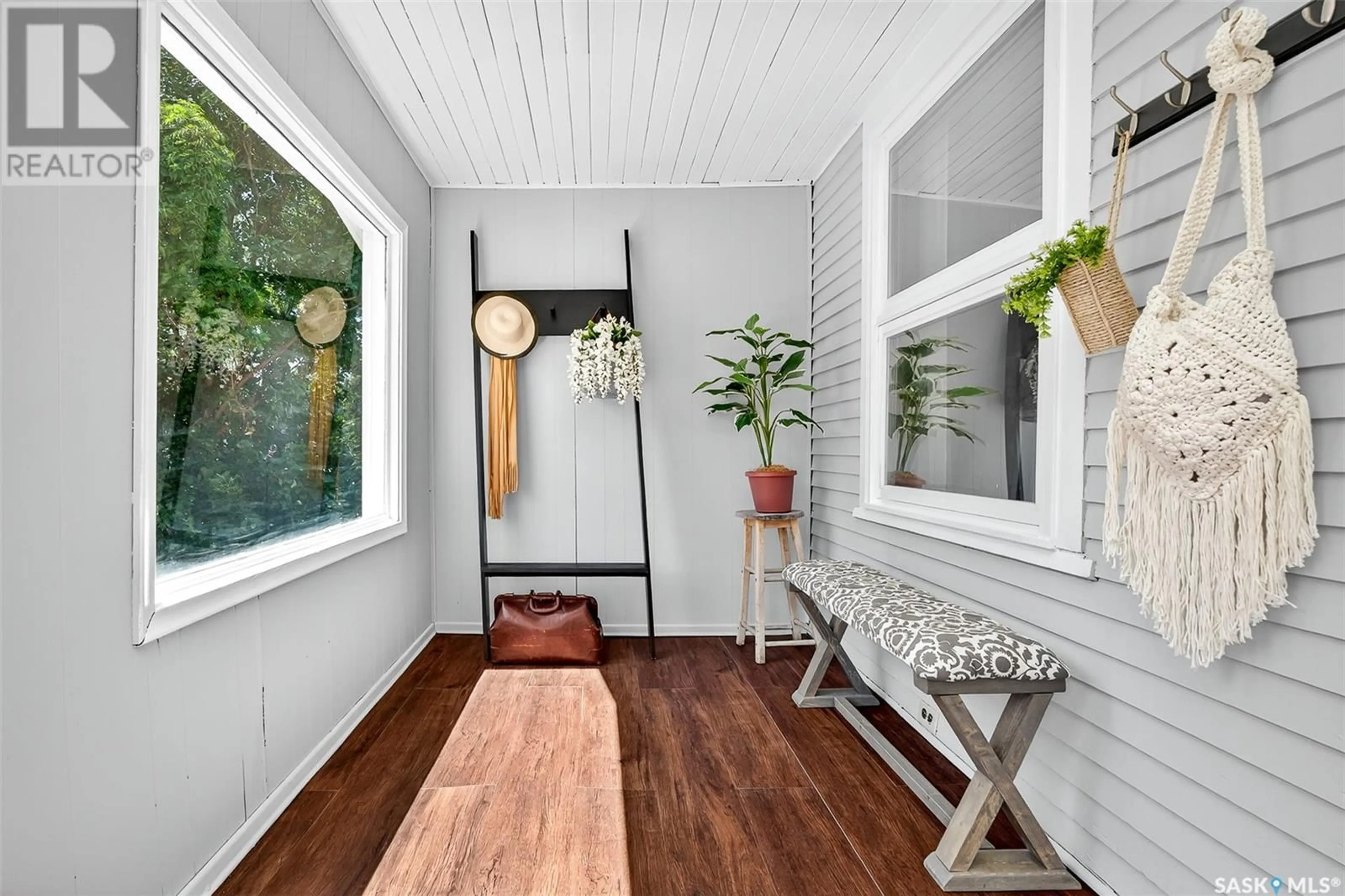 Indoor entryway for 644 HOCHELAGA STREET, Moose Jaw Saskatchewan S6H2H4
