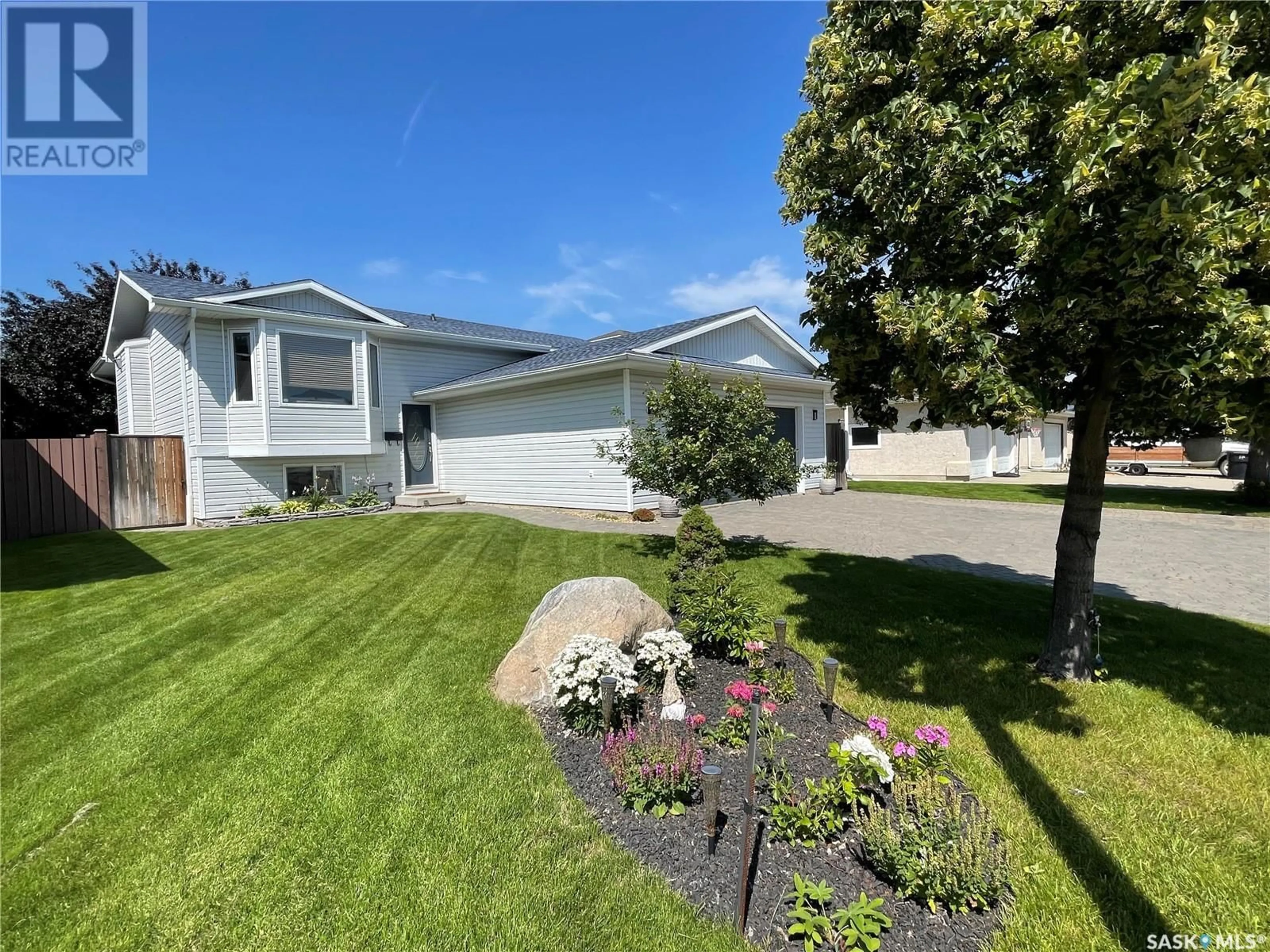 A pic from outside/outdoor area/front of a property/back of a property/a pic from drone, street for 222 BEERLING CRESCENT, Saskatoon Saskatchewan S7S1K4
