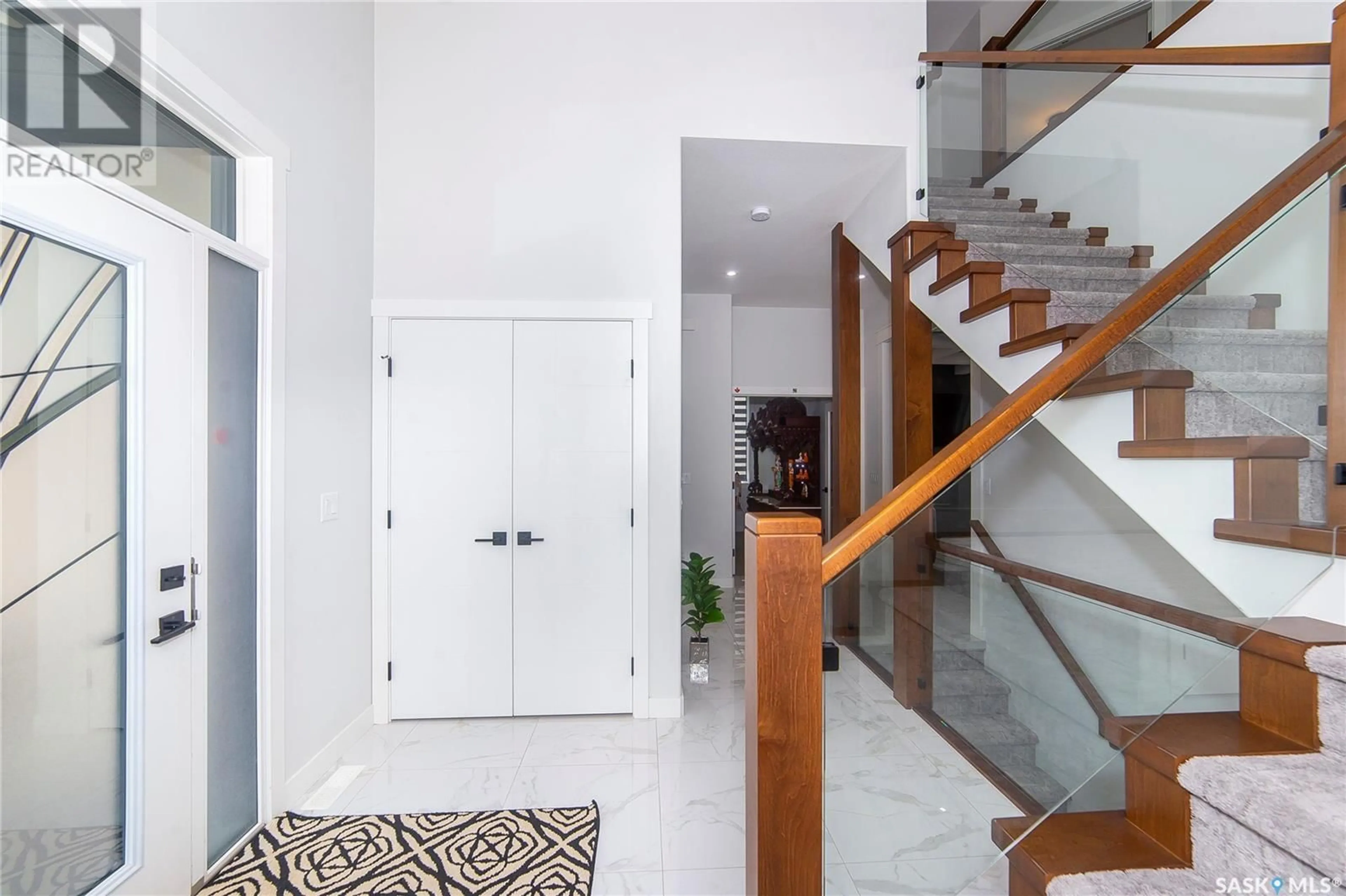 Indoor foyer for 124 FORSEY AVENUE, Saskatoon Saskatchewan S7W1C8