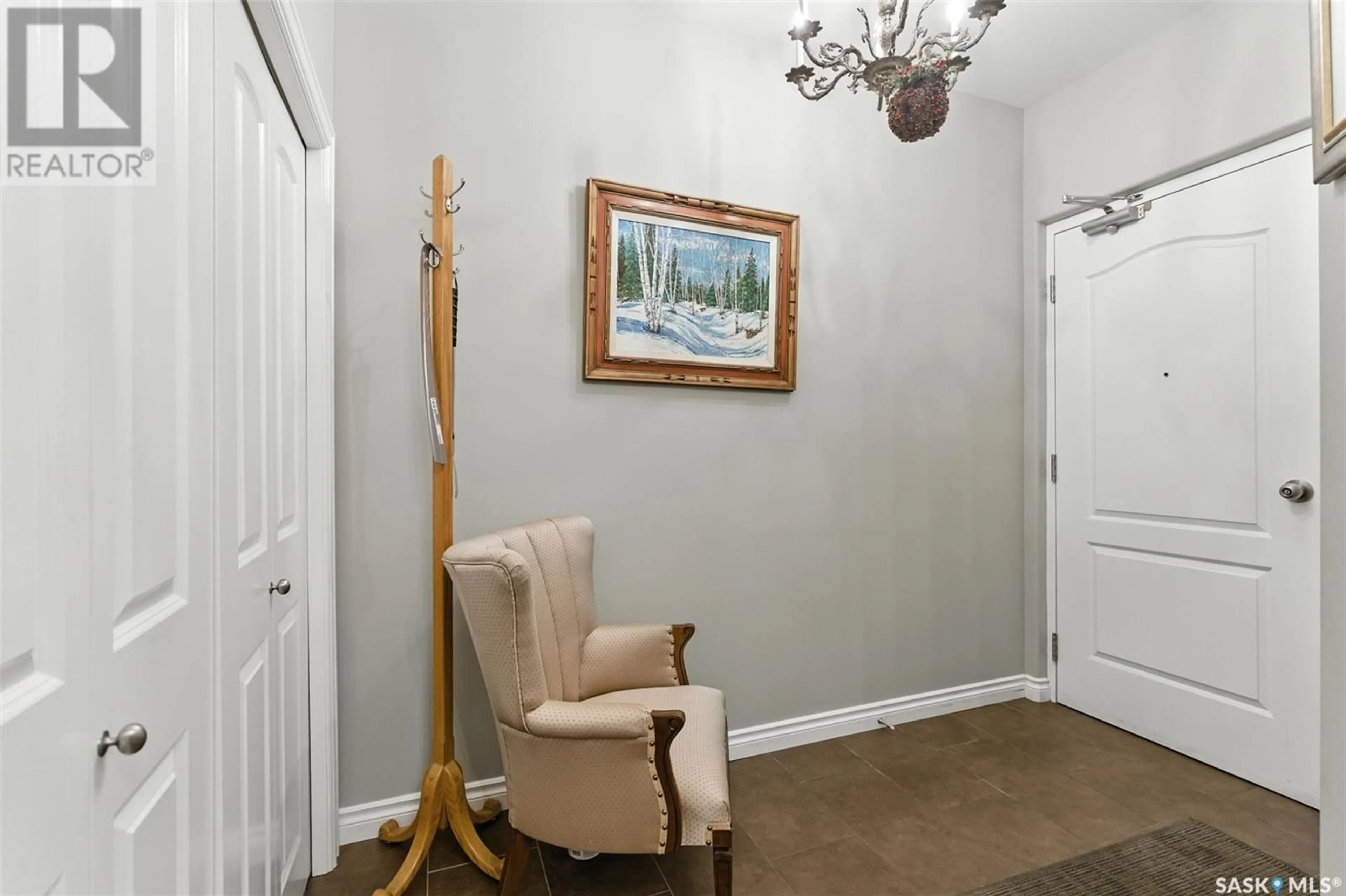 Indoor foyer for 227 - 303 PINEHOUSE DRIVE, Saskatoon Saskatchewan S7K6N9