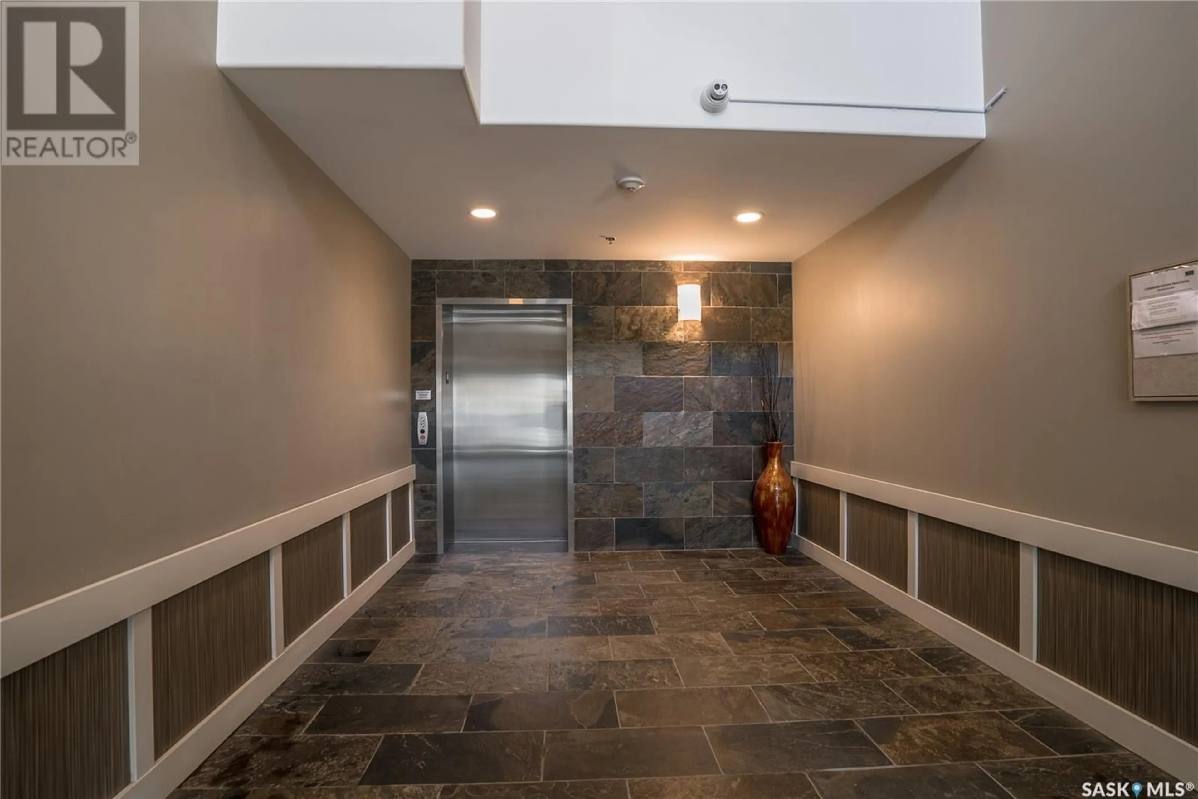 Indoor foyer for 204 - 1132 COLLEGE DRIVE, Saskatoon Saskatchewan S7N0W2