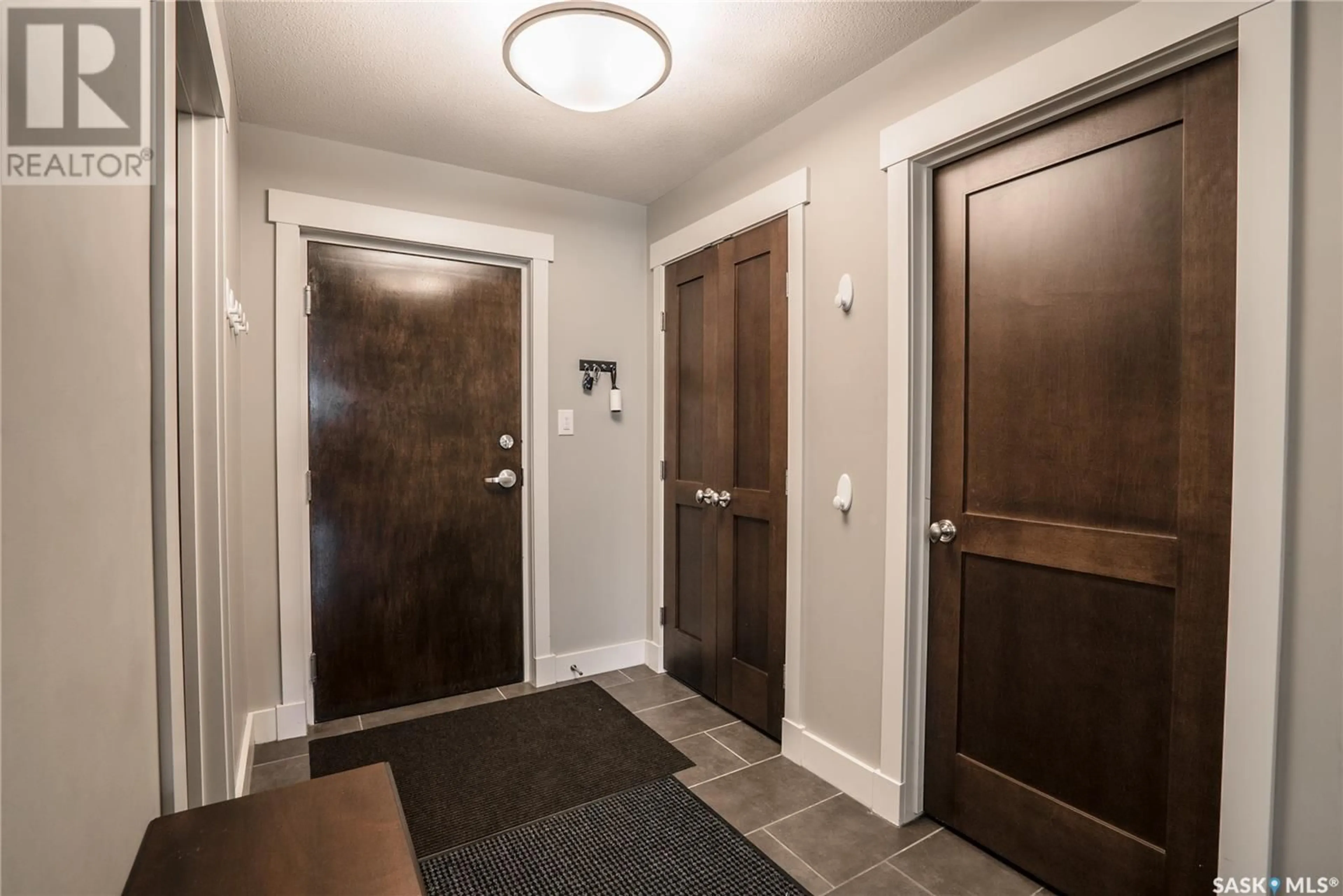 Indoor entryway for 204 - 1132 COLLEGE DRIVE, Saskatoon Saskatchewan S7N0W2