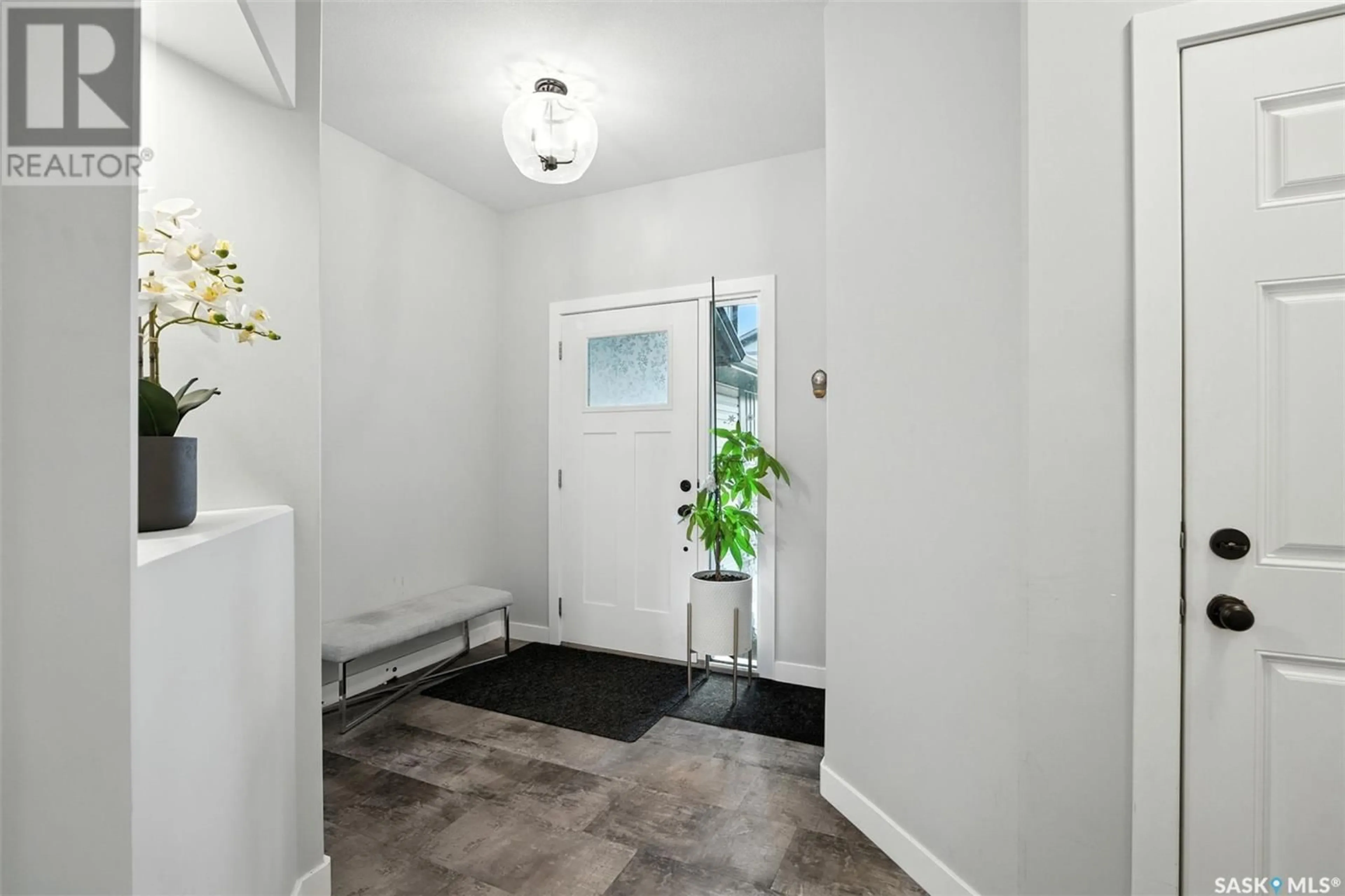 Indoor entryway for 525 - 2 MAHABIR LANE, Saskatoon Saskatchewan S7W1G1