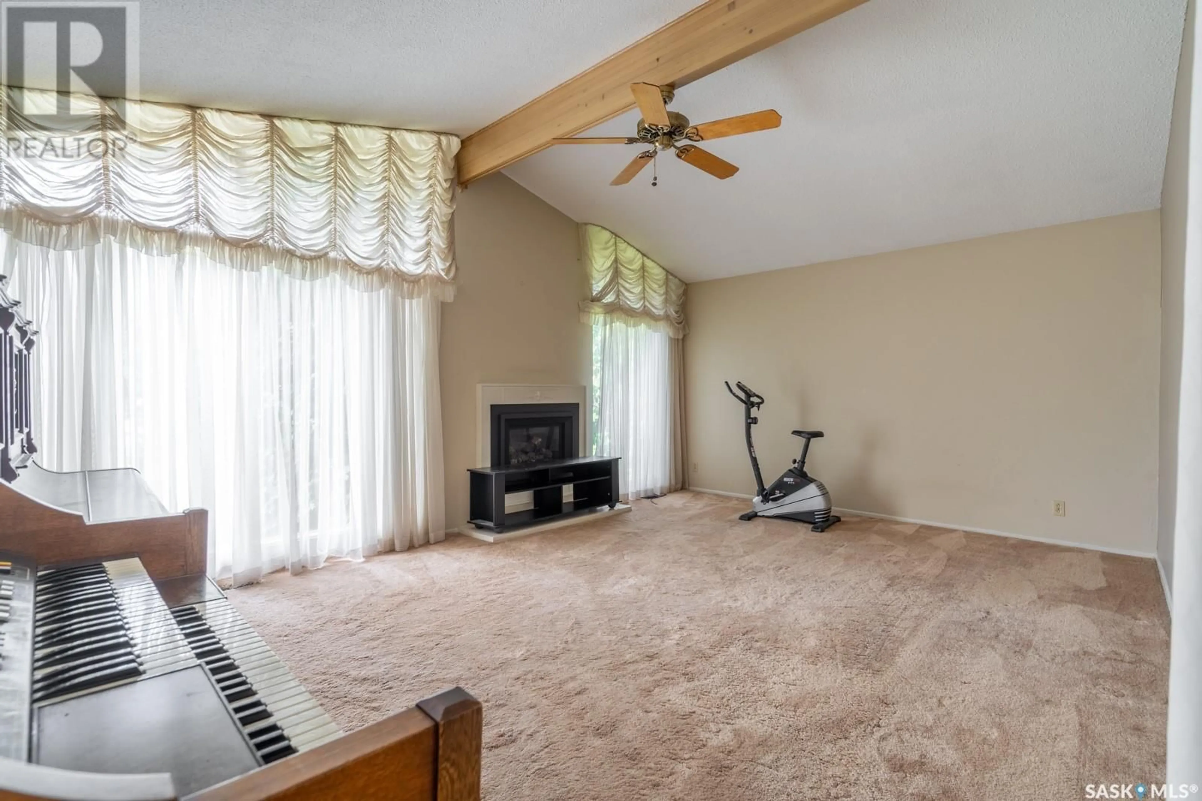 Living room with furniture, carpet floor for 145 MAYFAIR CRESCENT, Regina Saskatchewan S4S4J1