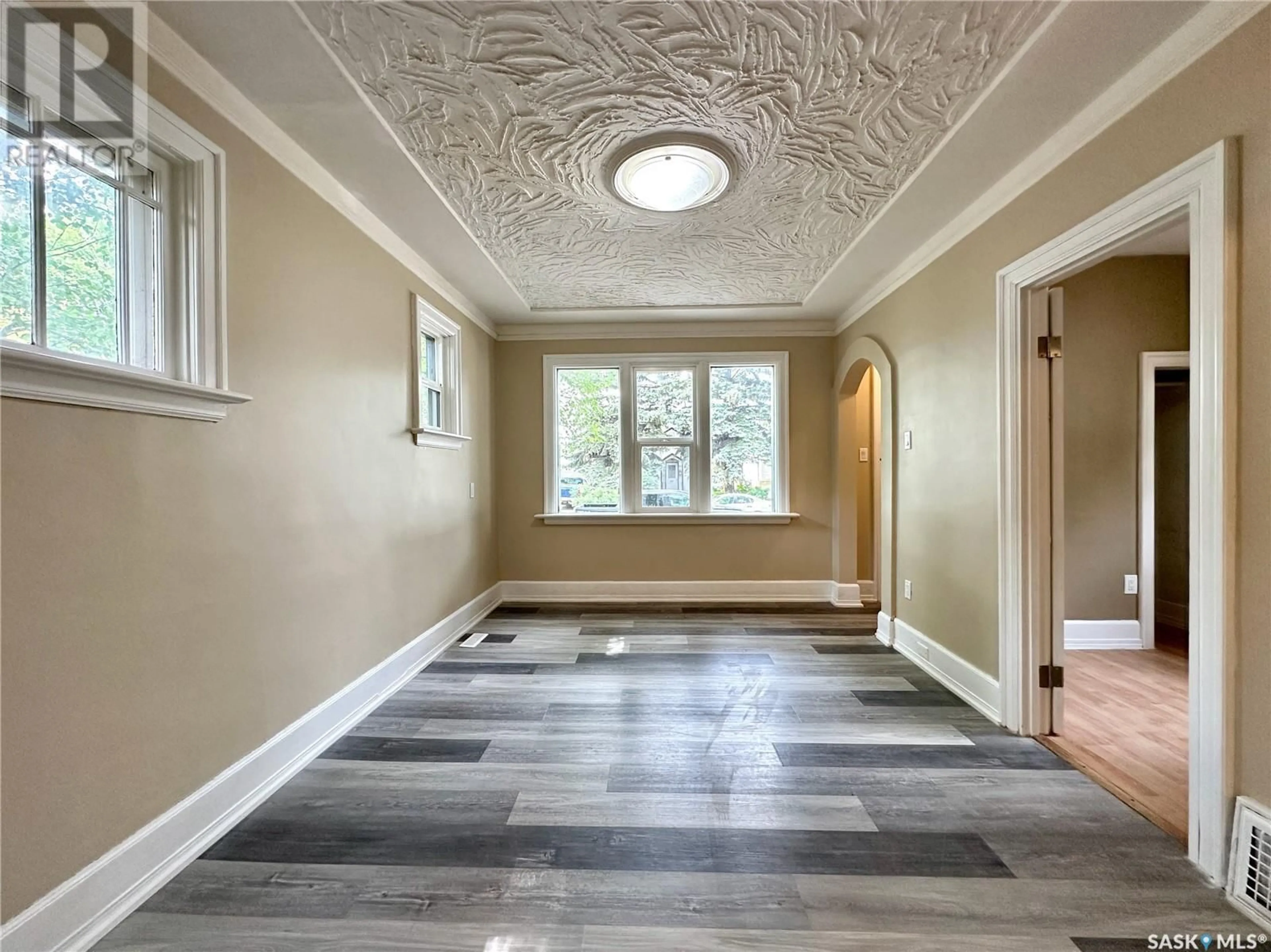 Indoor foyer for 1020 K AVENUE, Saskatoon Saskatchewan S7L2N6