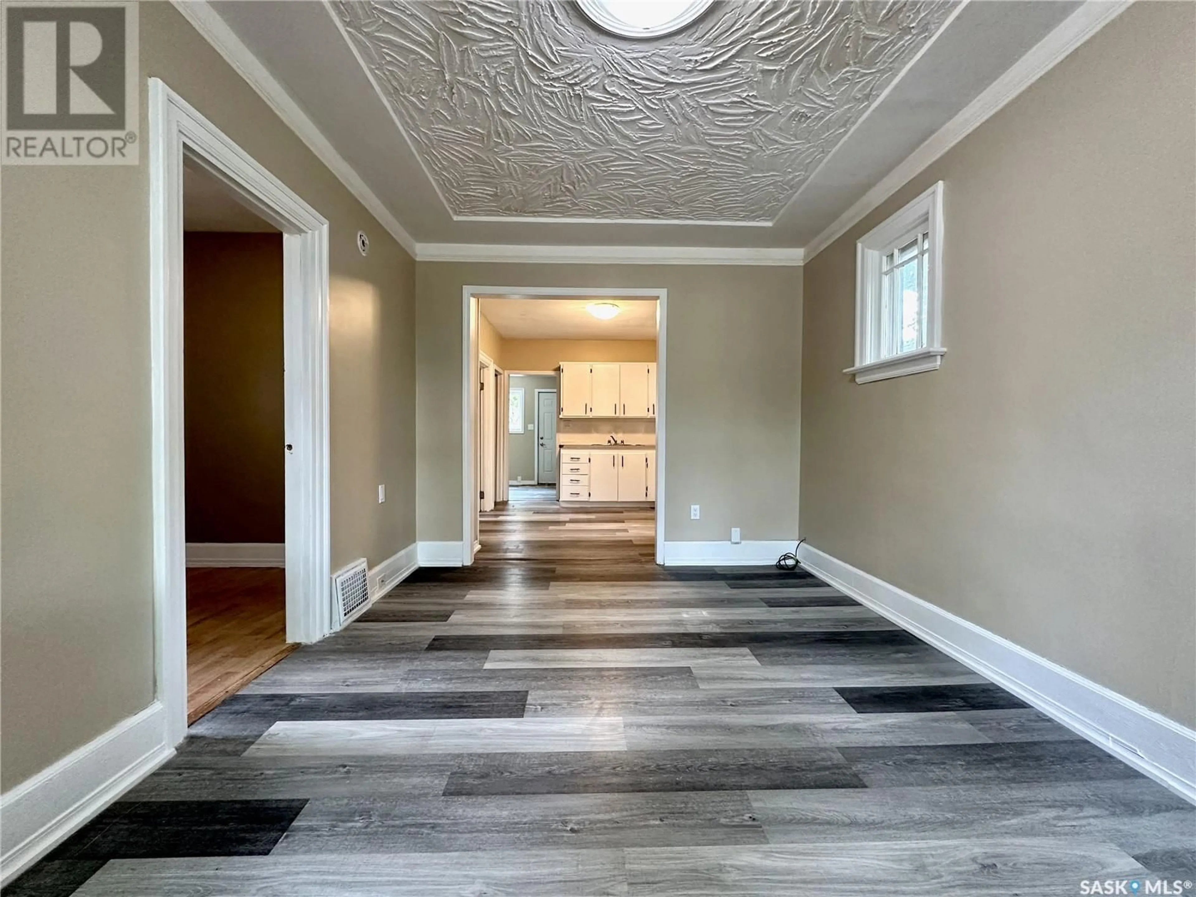 Indoor entryway for 1020 K AVENUE, Saskatoon Saskatchewan S7L2N6