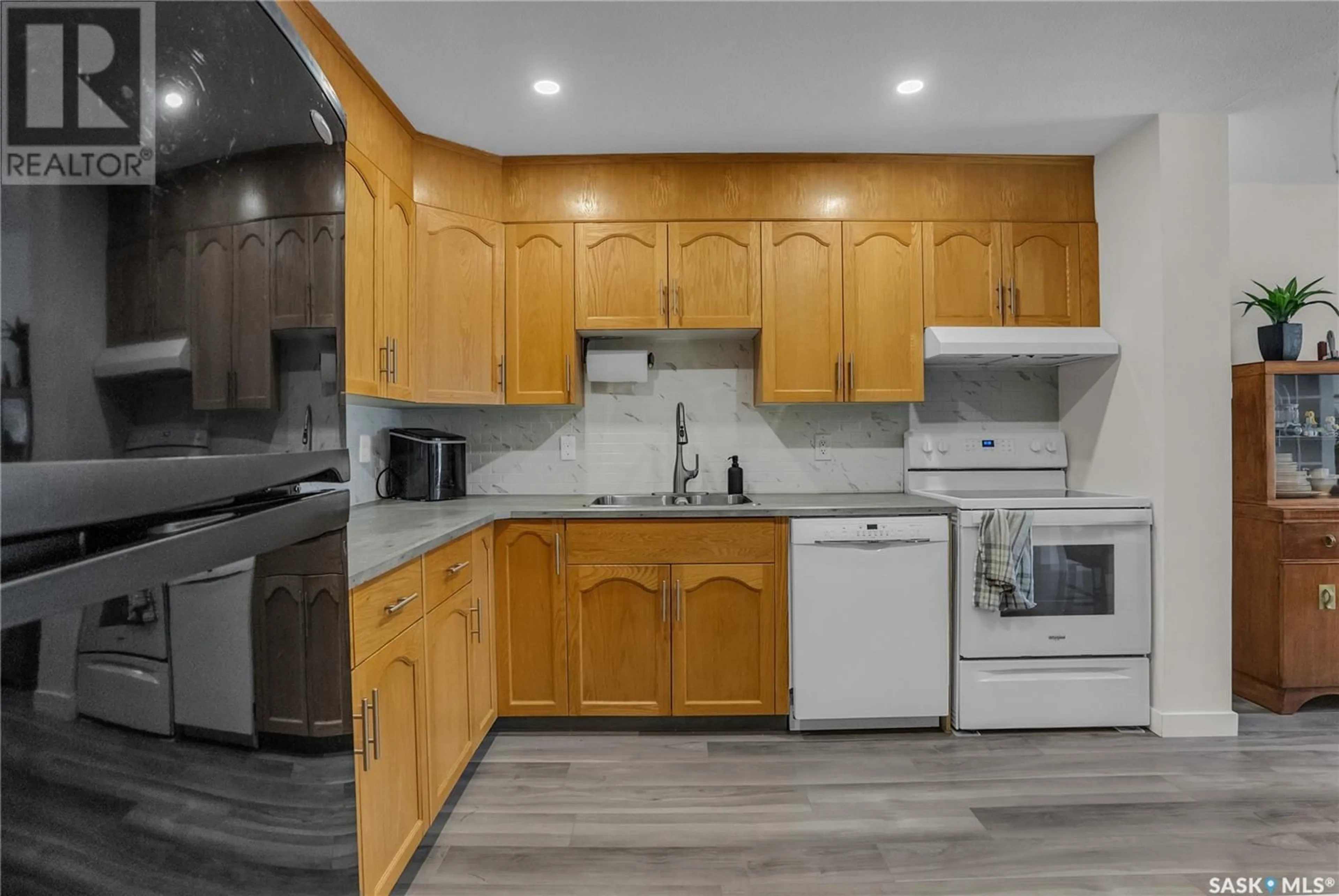 Standard kitchen, unknown for 103 - 910 9TH STREET, Saskatoon Saskatchewan S7H0N1