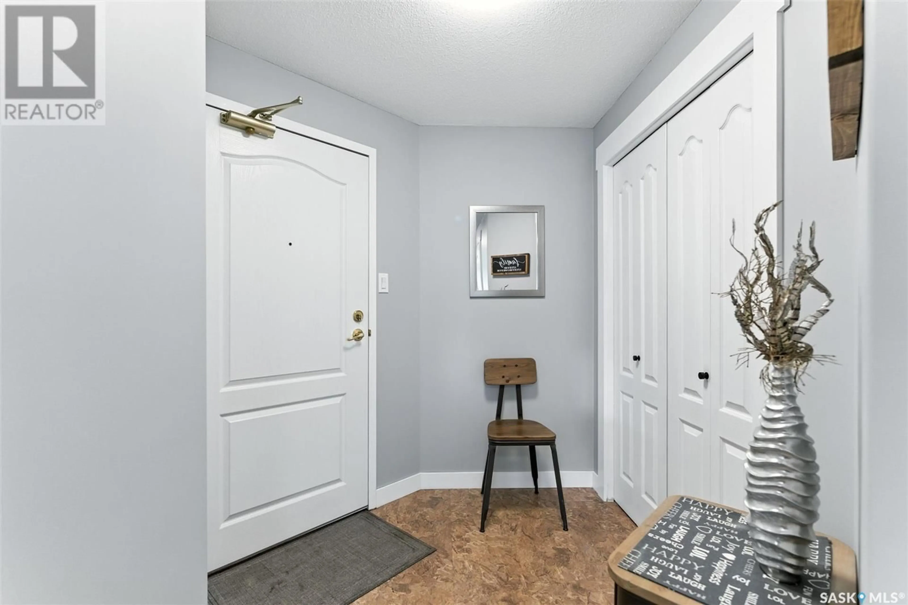 Indoor entryway for 303 - 401 5TH AVENUE N, Saskatoon Saskatchewan S7K2P6