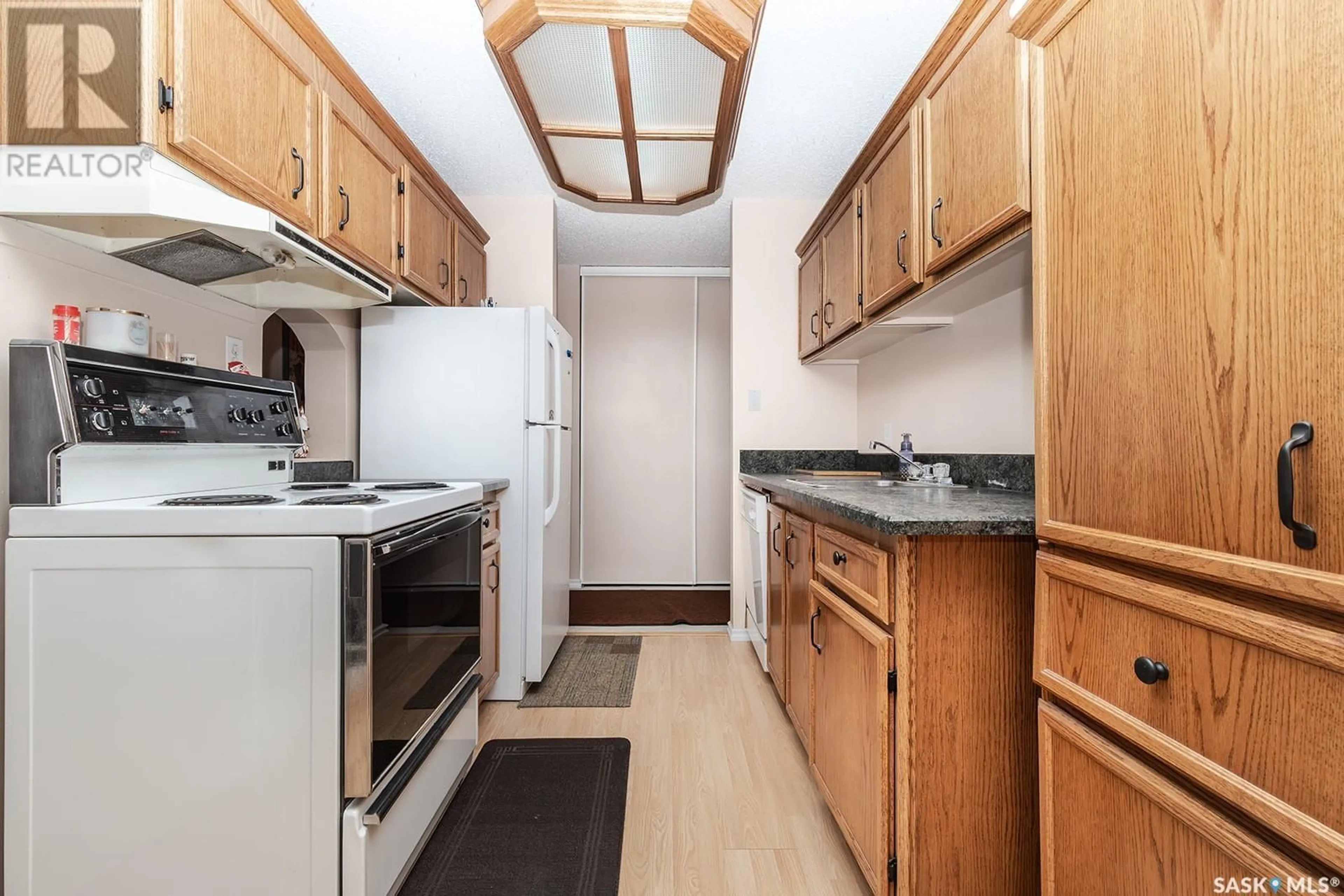 Standard kitchen, wood/laminate floor for 111 - 307 WEDGE ROAD, Saskatoon Saskatchewan S7L6S8