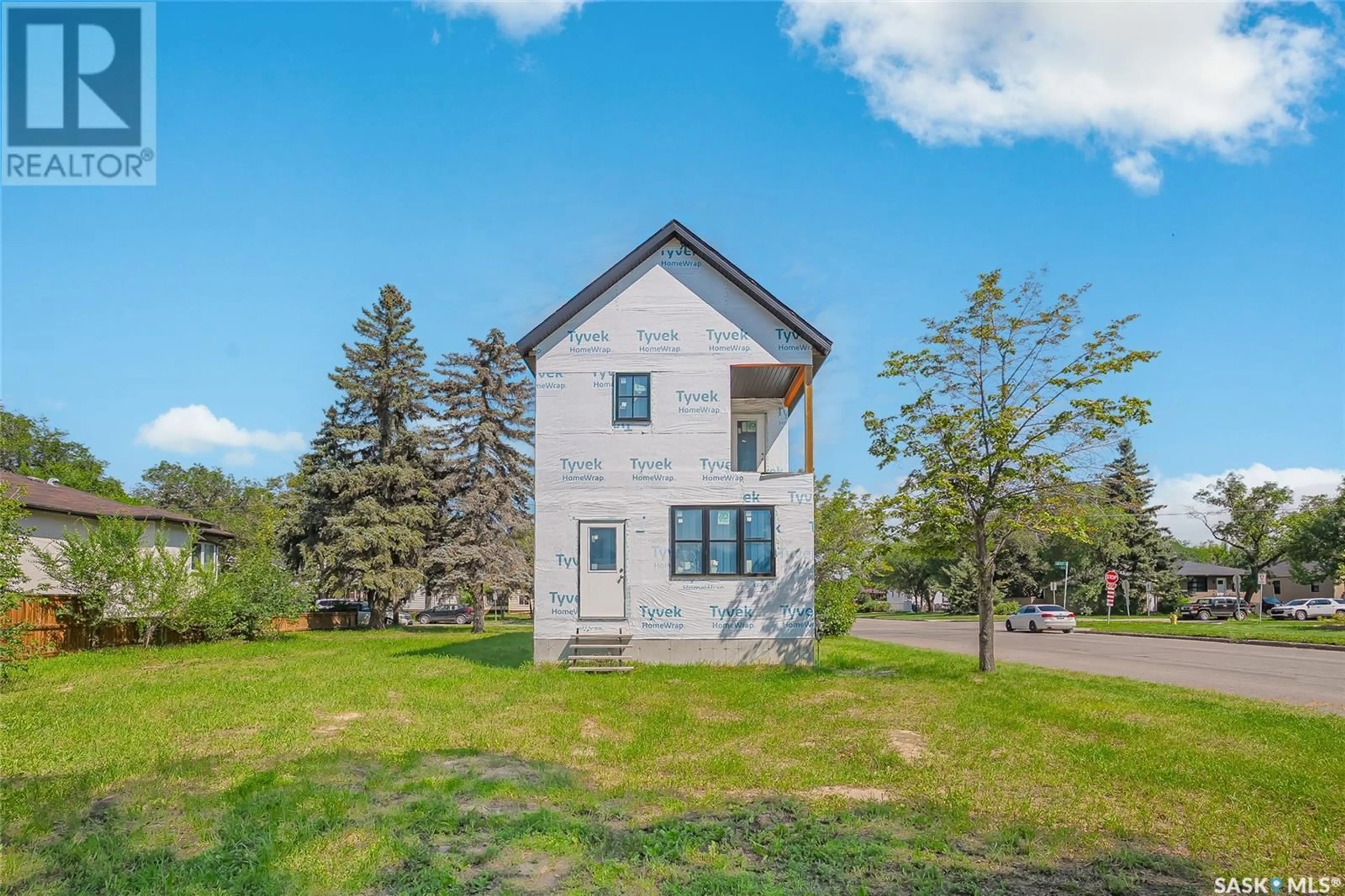 A pic from outside/outdoor area/front of a property/back of a property/a pic from drone, building for 539 H AVENUE, Saskatoon Saskatchewan S7M1W7